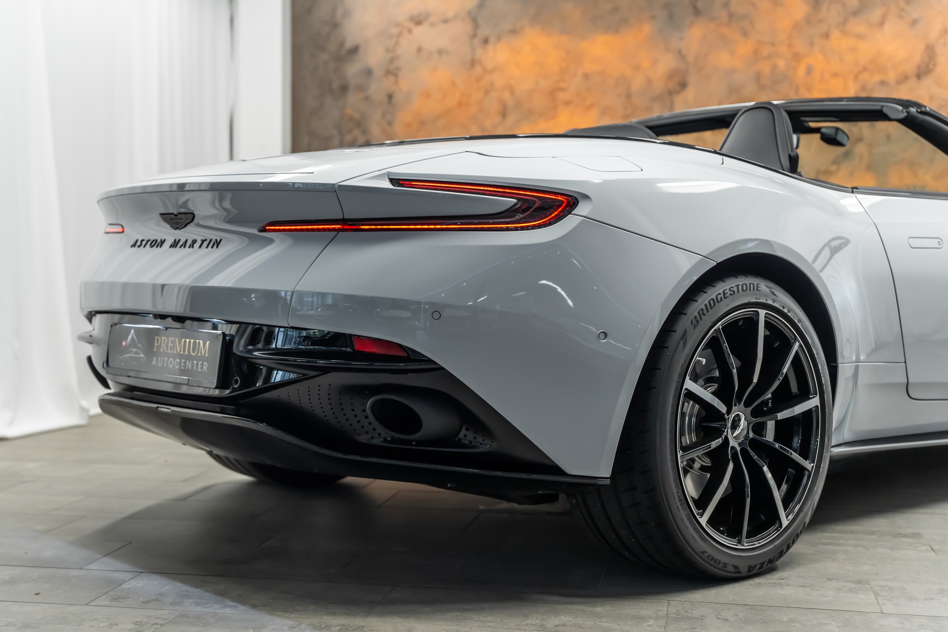 ASTON MARTIN DB11 V8 Volante Touchtronic 3 *Timeless Garantie*Sitzbelüftung*Alcantara*360°*-image-9