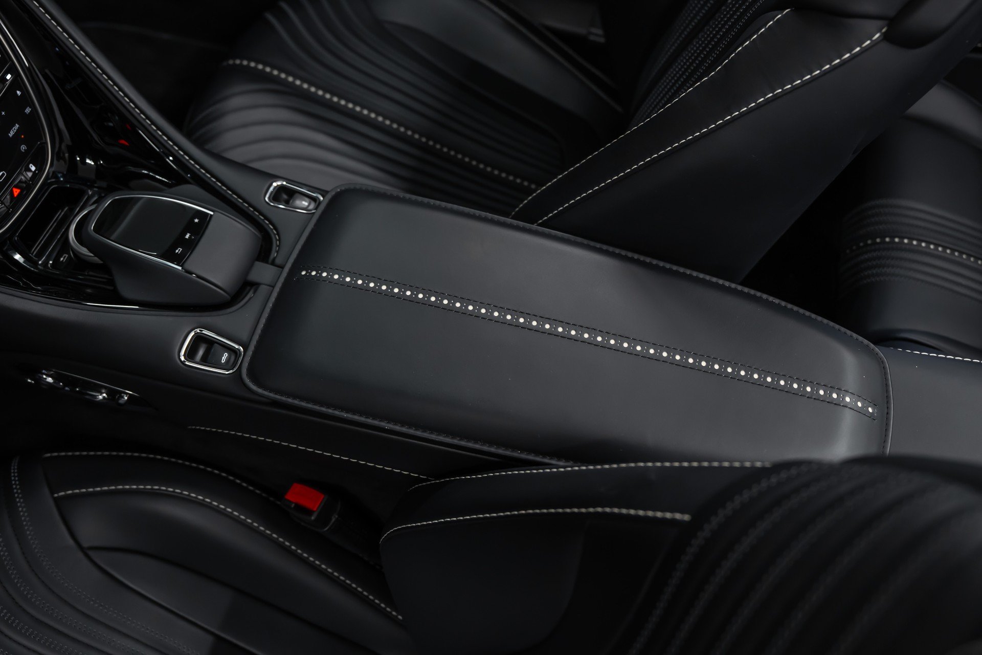 ASTON MARTIN DB11 V8 Volante Touchtronic 3 *Timeless Garantie*Sitzbelüftung*Alcantara*360°*-image-16