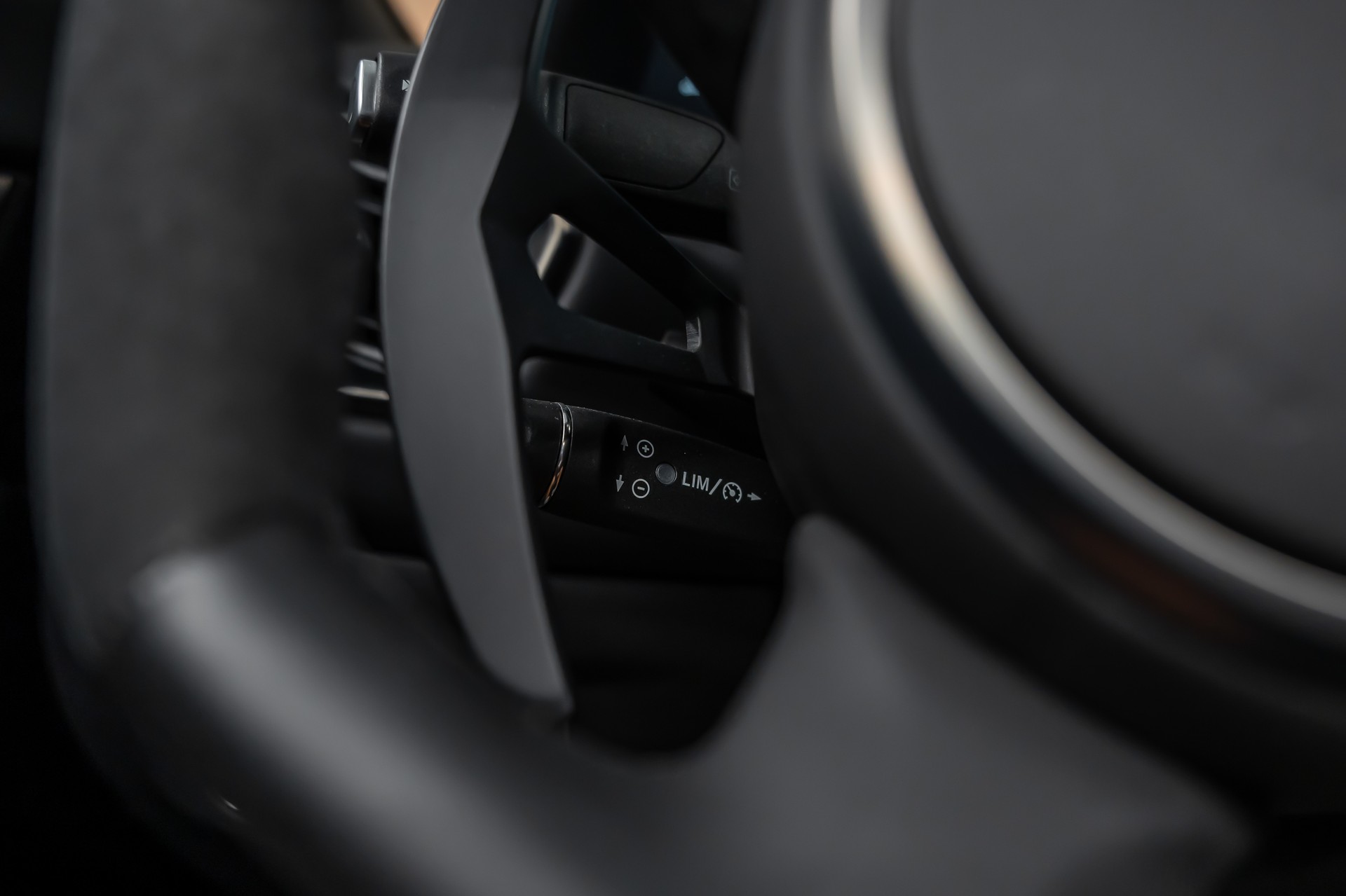 ASTON MARTIN DB11 V8 Volante Touchtronic 3 *Timeless Garantie*Sitzbelüftung*Alcantara*360°*-image-24