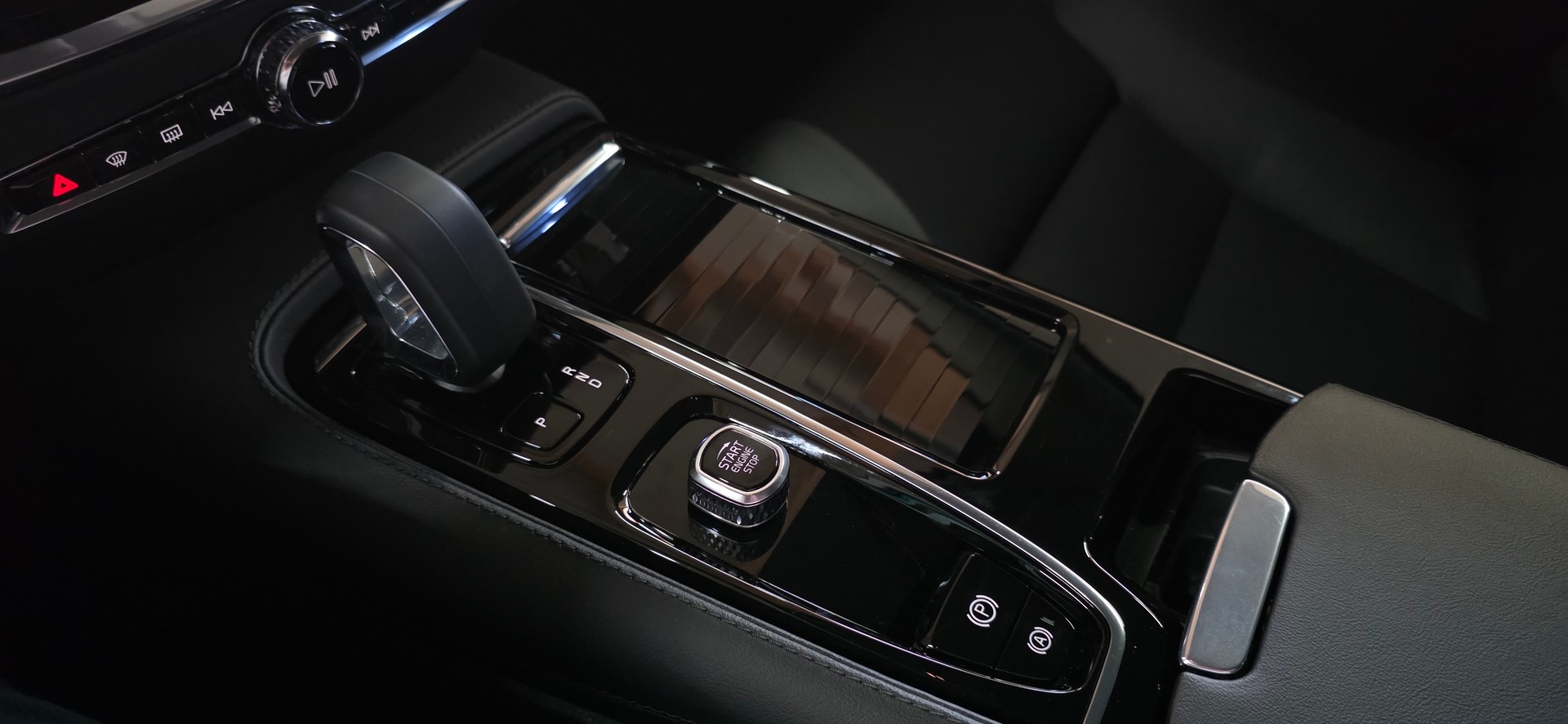 VOLVO V60 T6 eAWD Plug in Hybrid Plus Bright Geartronic *Sitz-&Lenkradheizung* LaneAssist&ACC*-image-15