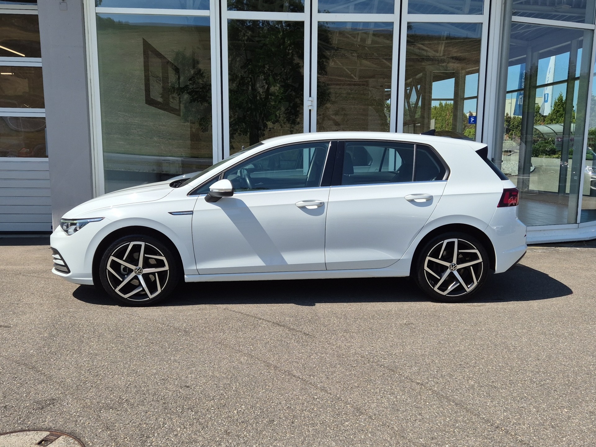 VW Golf 1.5 eTSI mHEV ACT First Edition DSG-image-3