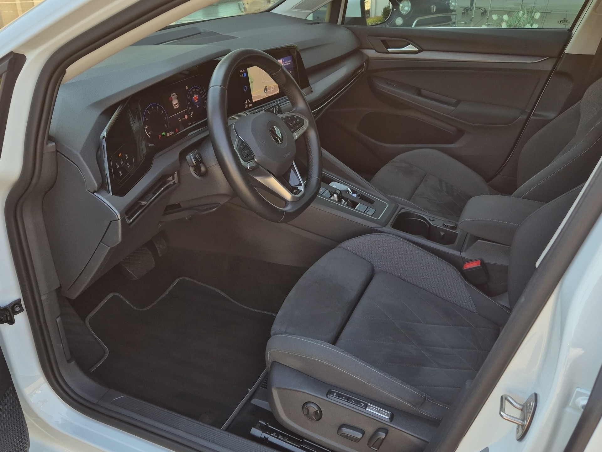 VW Golf 1.5 eTSI mHEV ACT First Edition DSG-image-8