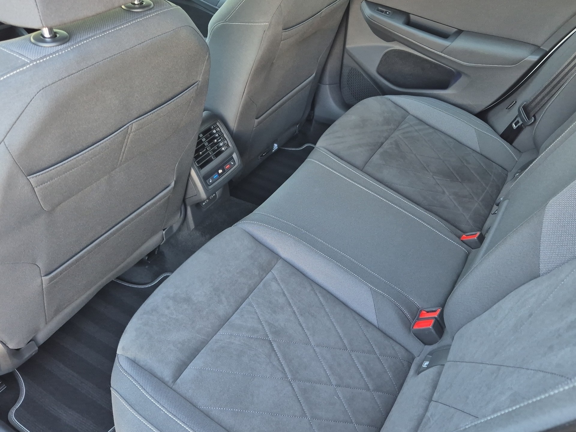 VW Golf 1.5 eTSI mHEV ACT First Edition DSG-image-21