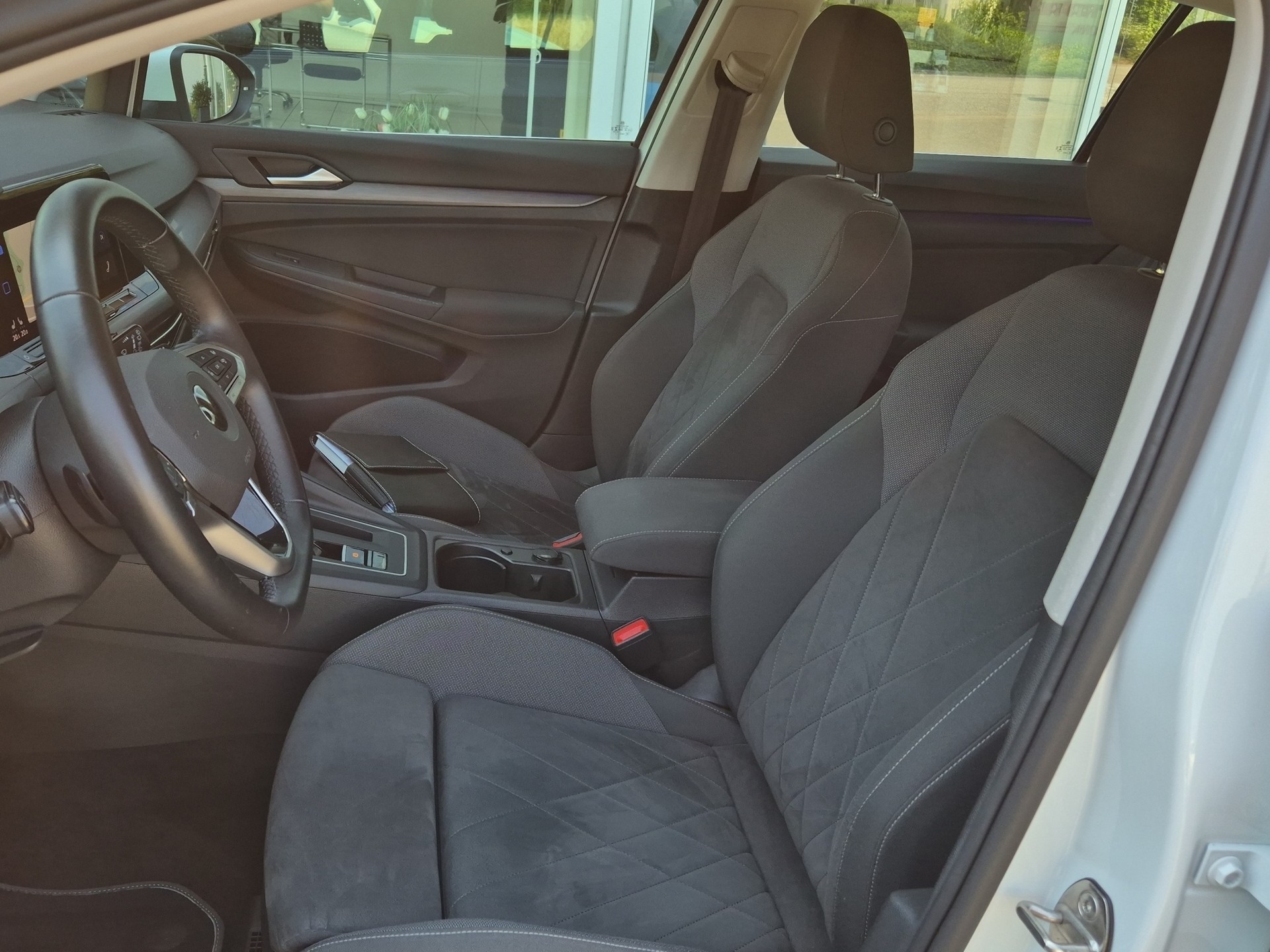 VW Golf 1.5 eTSI mHEV ACT First Edition DSG-image-9