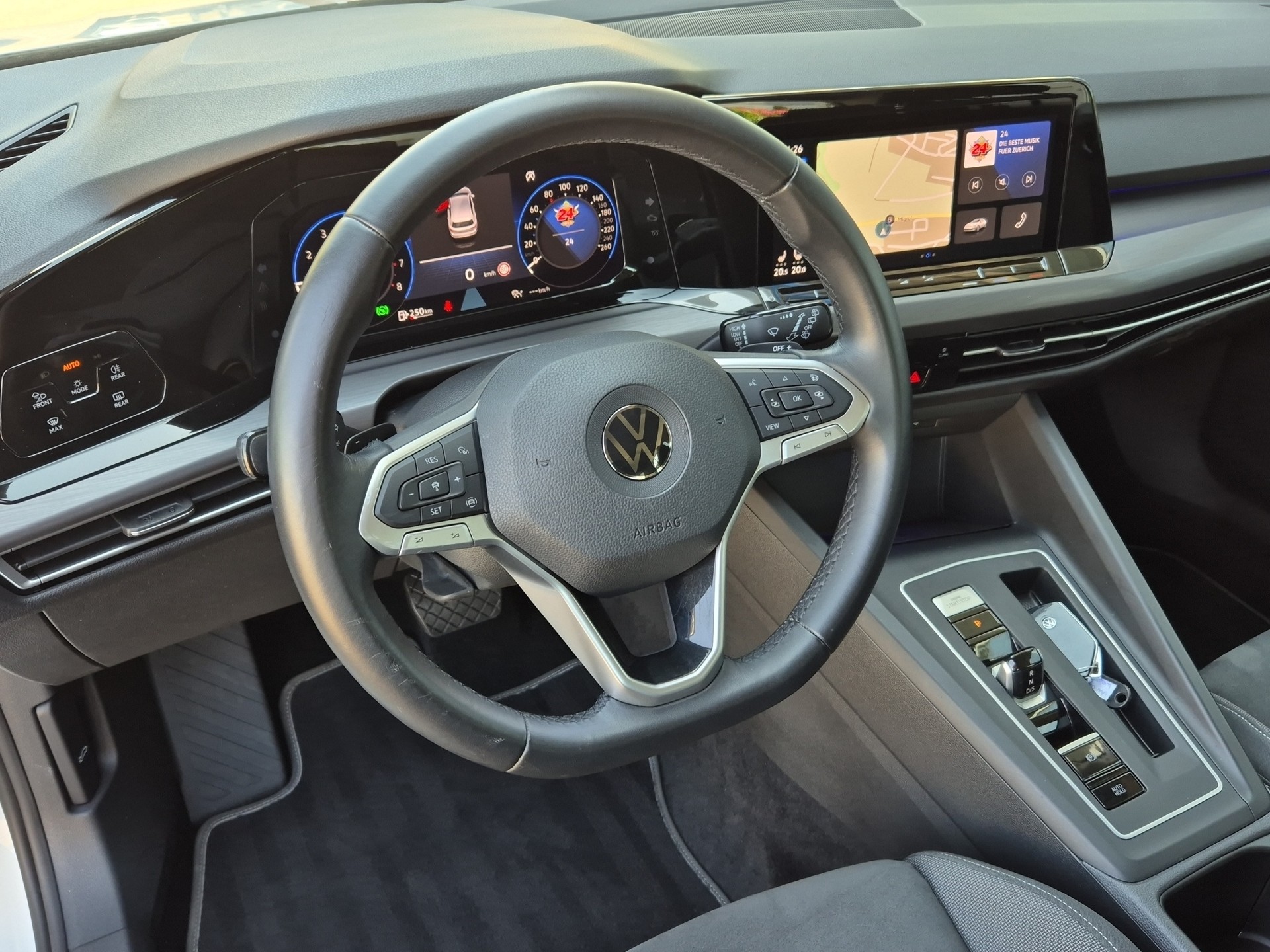 VW Golf 1.5 eTSI mHEV ACT First Edition DSG-image-11