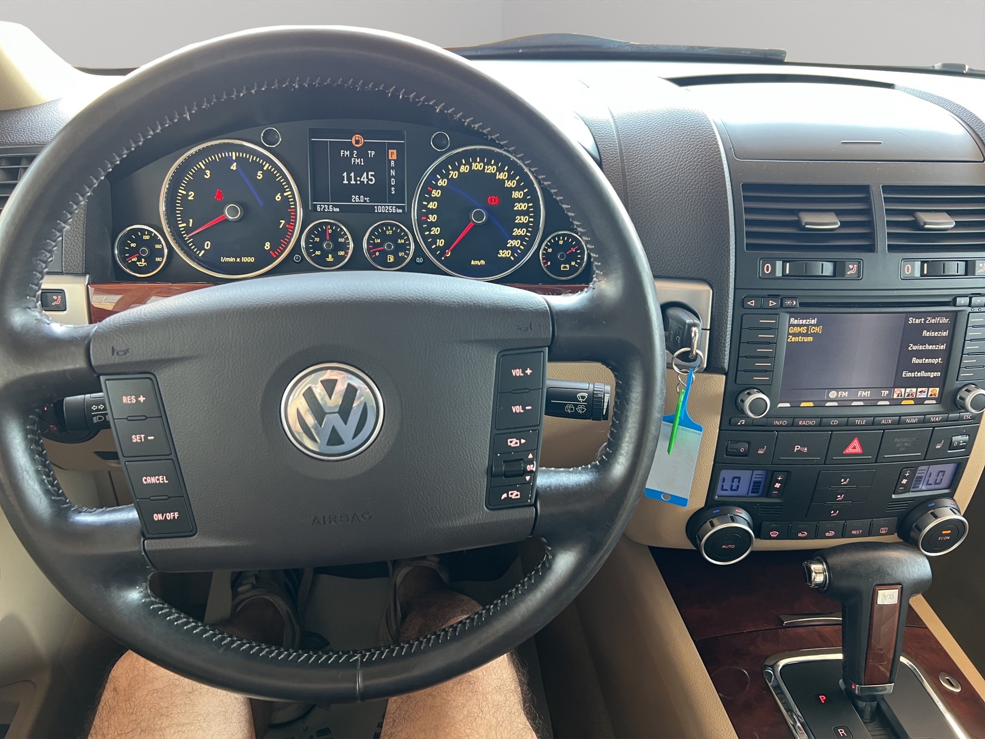 VW Touareg 4.2 V8 Automatic-image-12