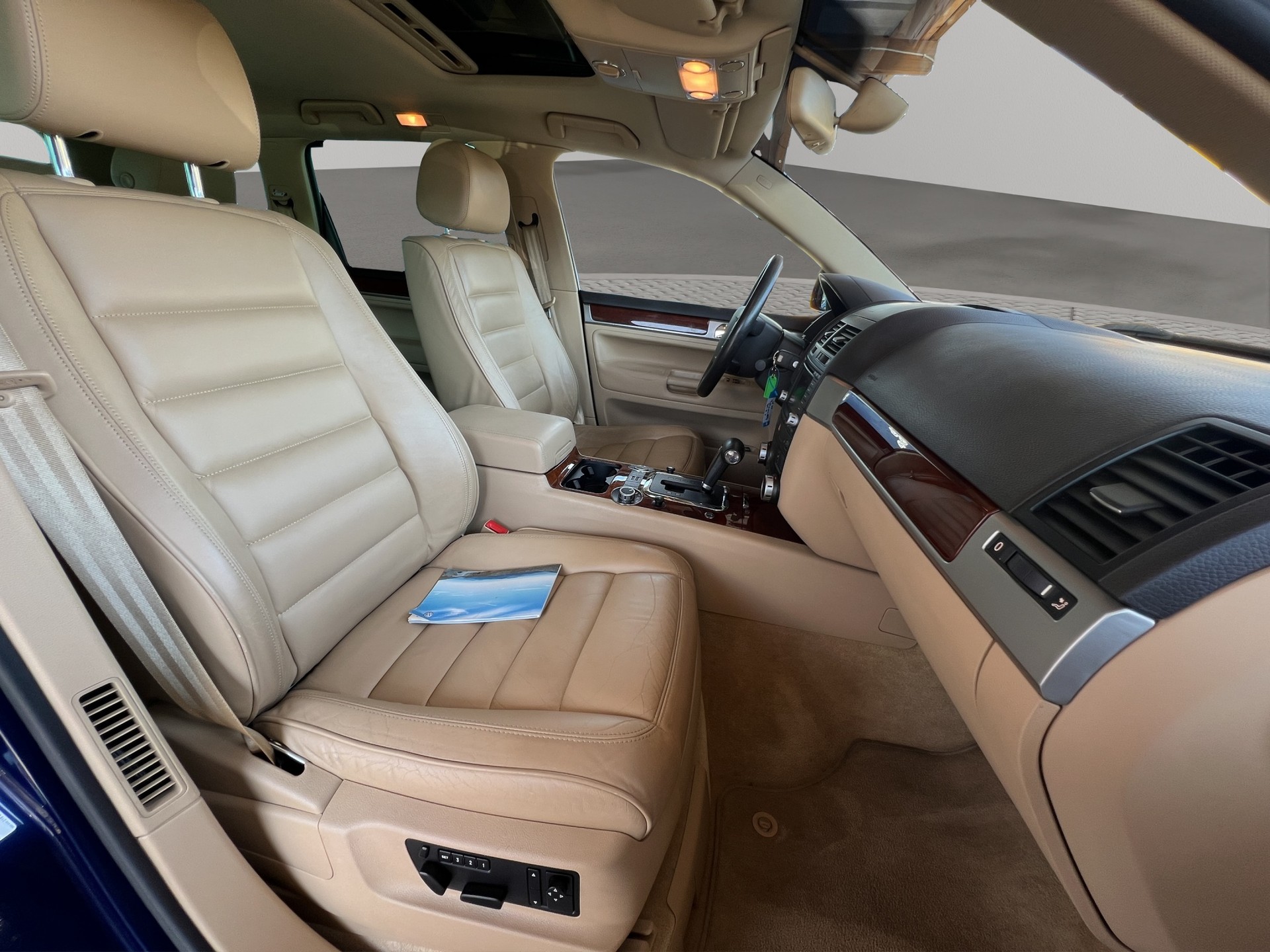 VW Touareg 4.2 V8 Automatic-image-11