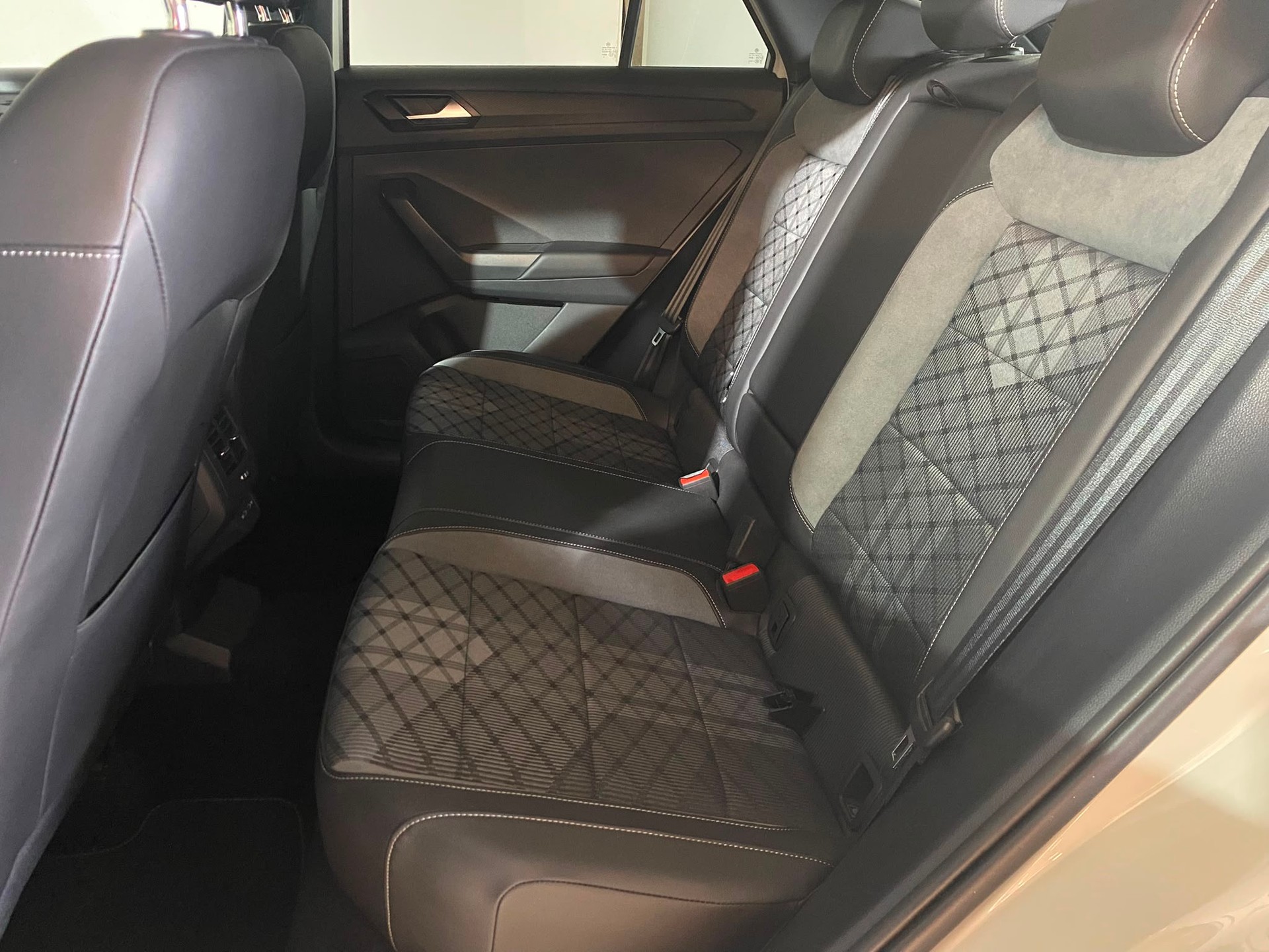 VW T-Roc 1.5 TSI EVO R-Line DSG-image-8