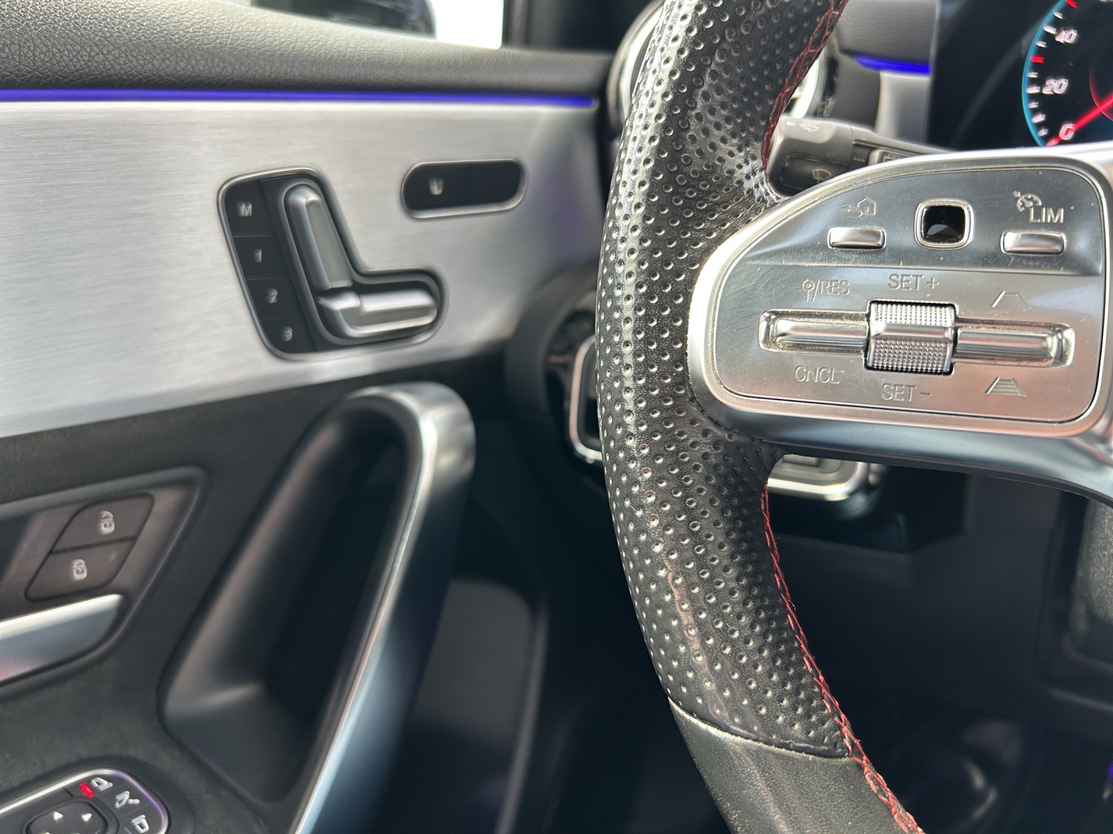 MERCEDES-BENZ A 220 d 4Matic AMG Line-image-12