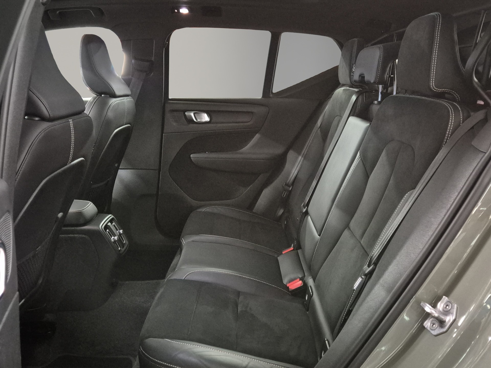 VOLVO XC40 Recharge P6 Ultimate FWD-image-12