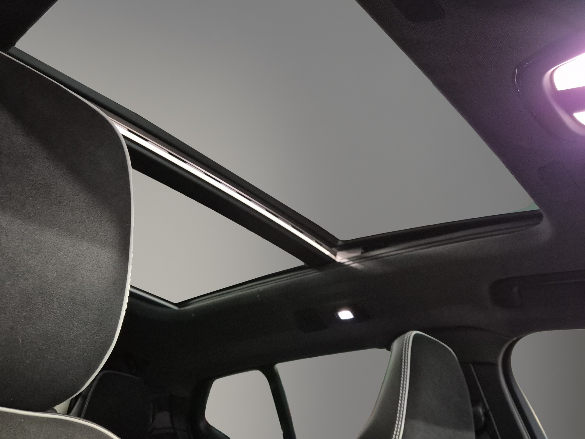 VOLVO XC40 Recharge P6 Ultimate FWD-image-17