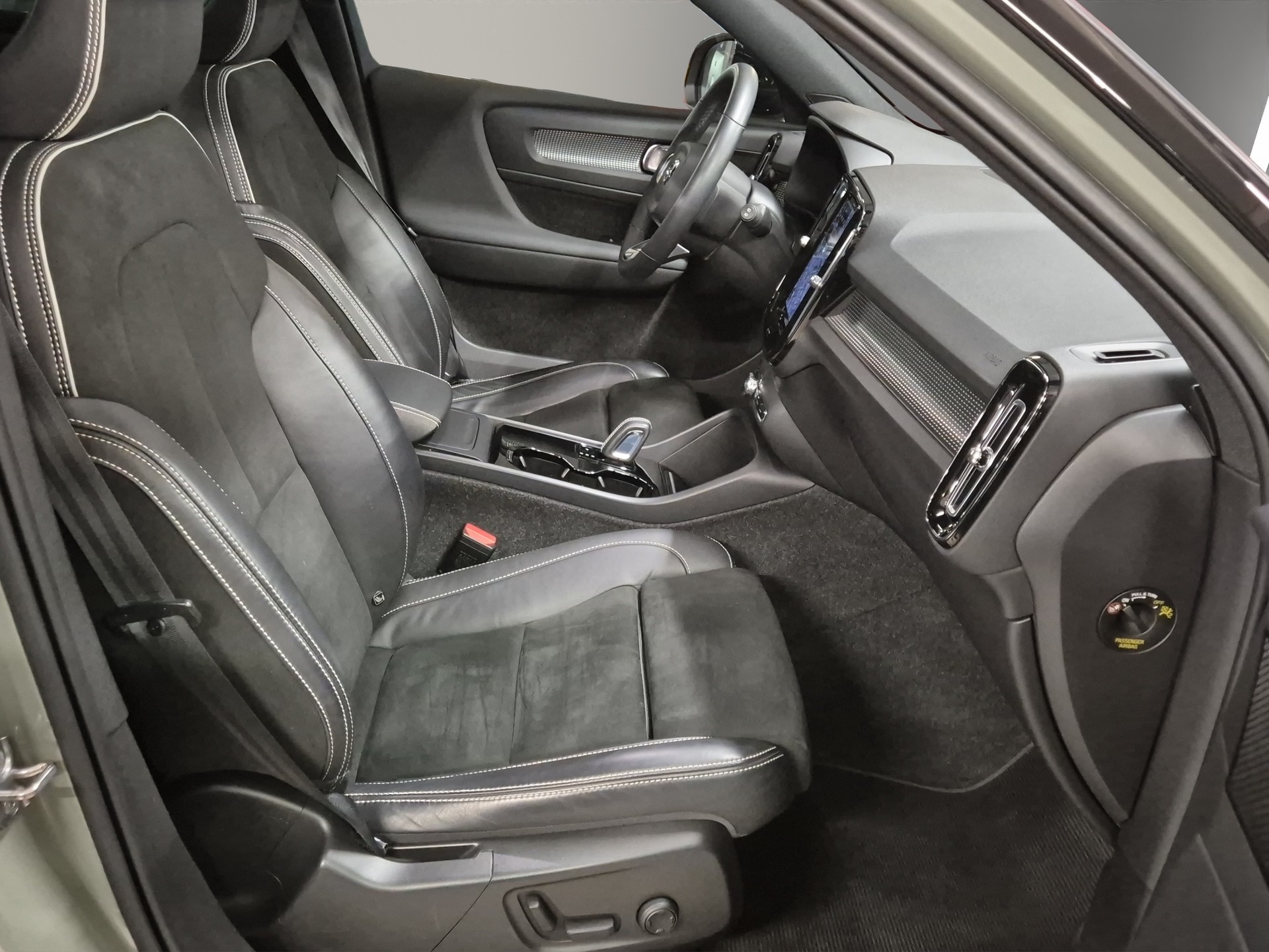 VOLVO XC40 Recharge P6 Ultimate FWD-image-16