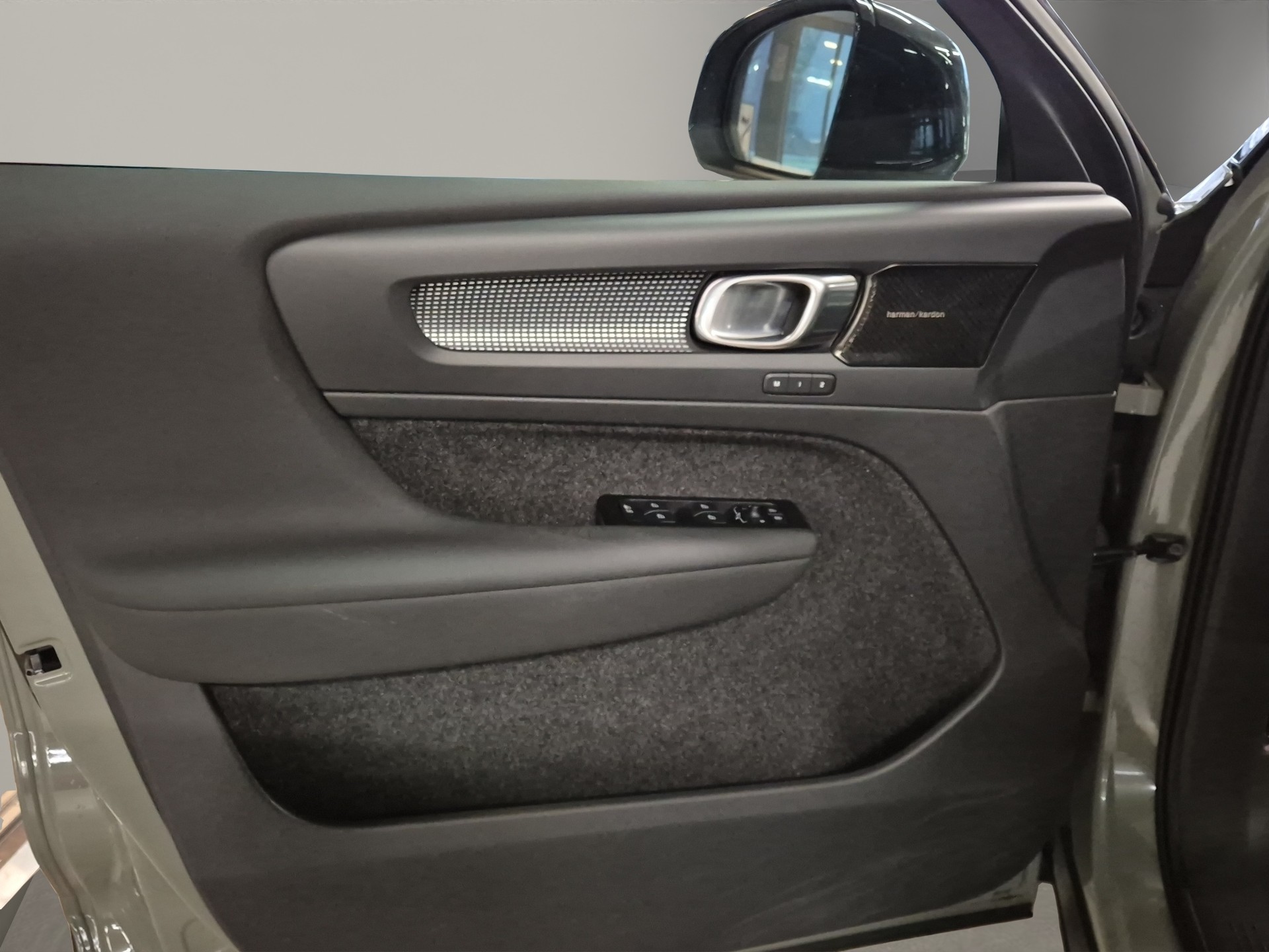 VOLVO XC40 Recharge P6 Ultimate FWD-image-6