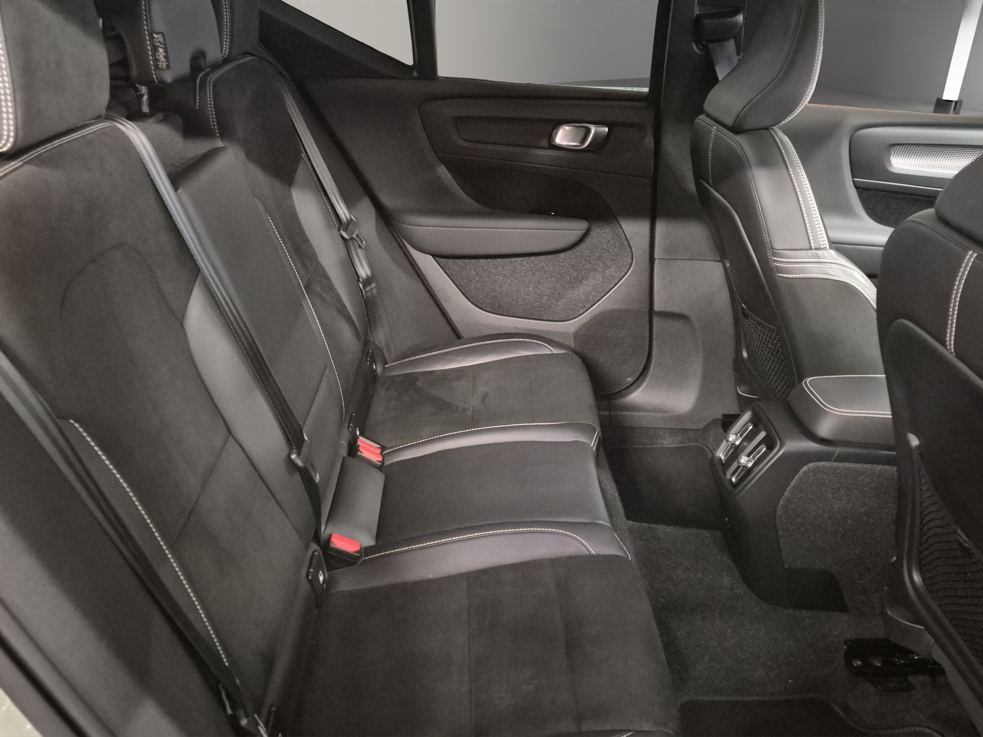 VOLVO XC40 Recharge P6 Ultimate FWD-image-14