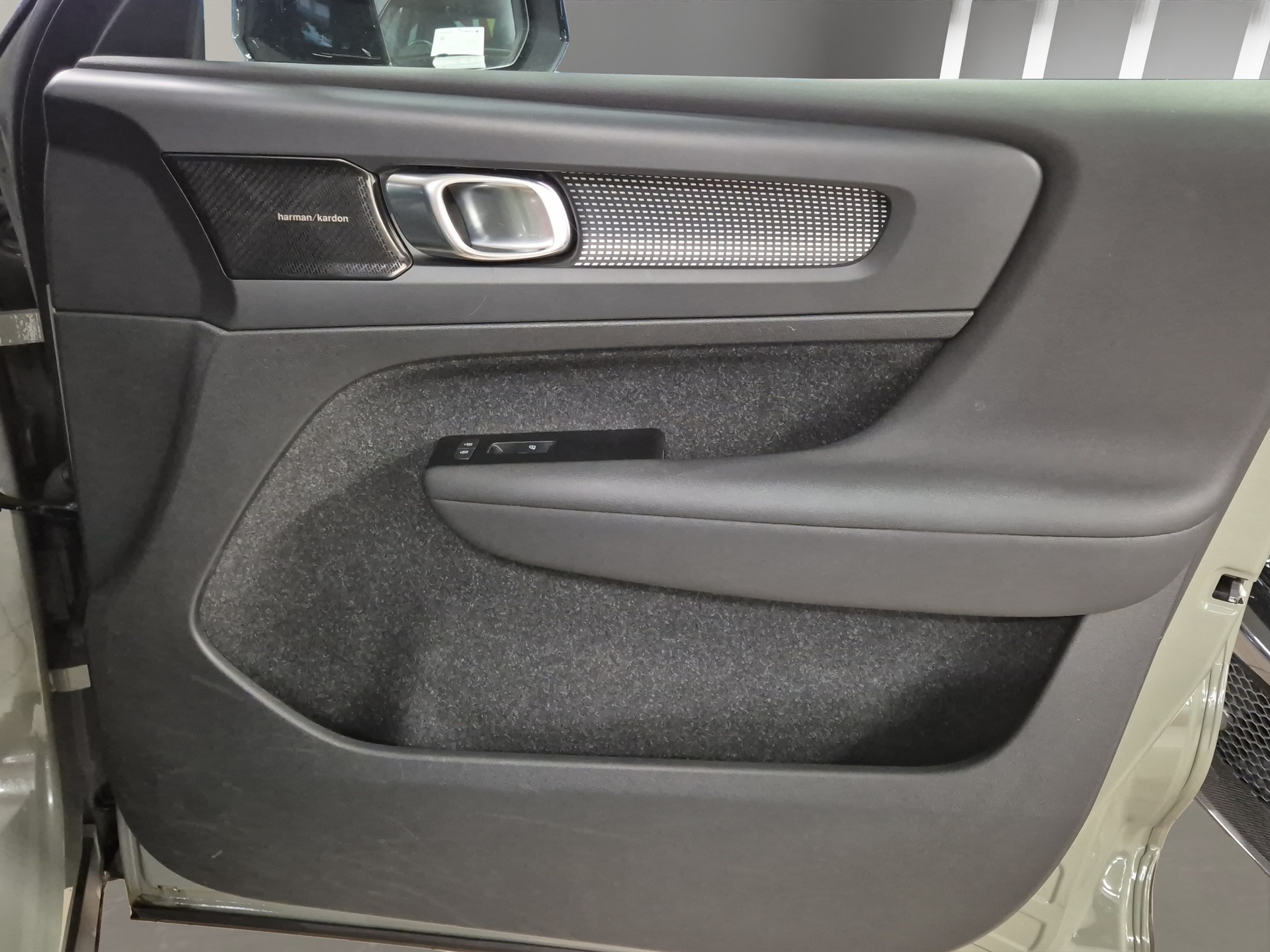 VOLVO XC40 Recharge P6 Ultimate FWD-image-15