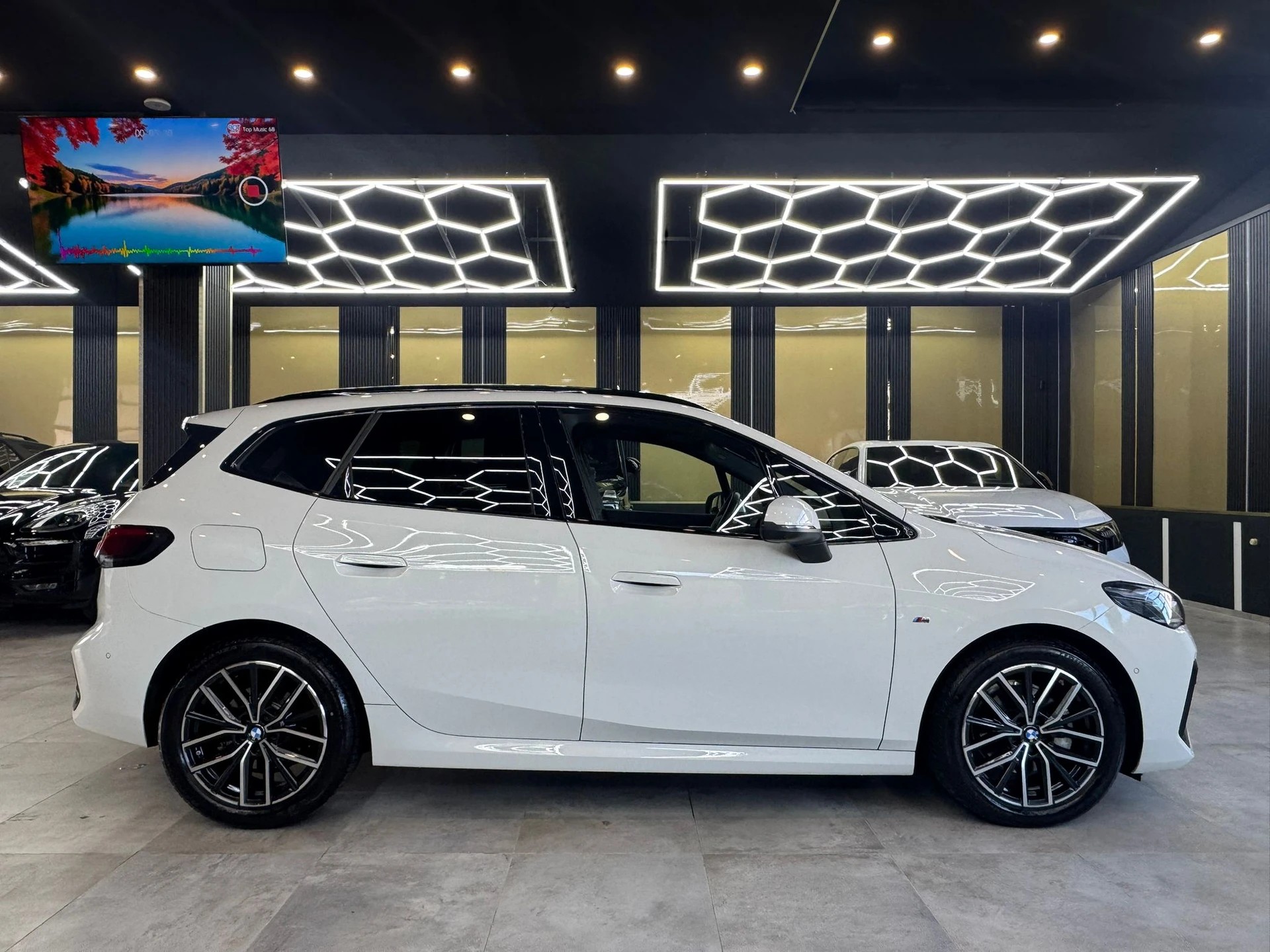 BMW 218d Active Tourer M Sport DKG-showroom-element-3