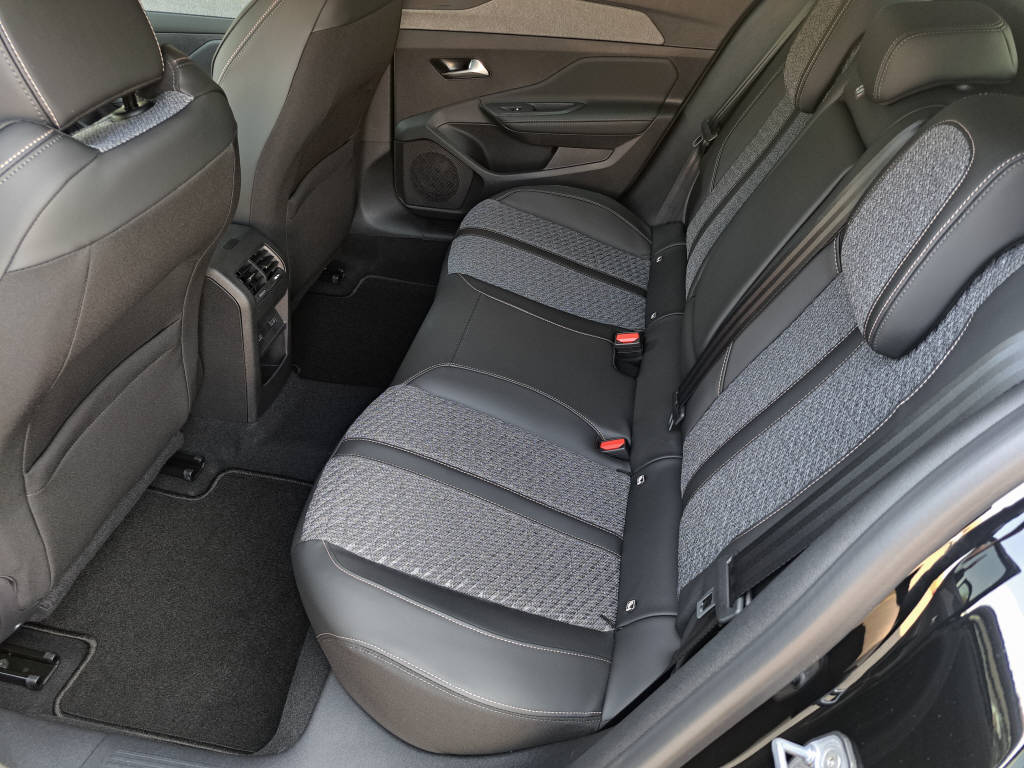 PEUGEOT 408 1.6 PHEV 240cv Allure-image-9