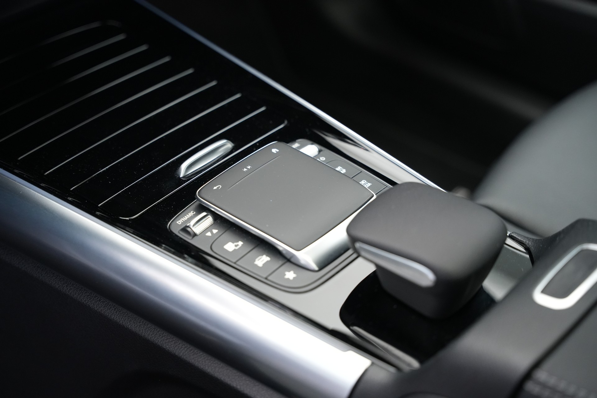 MERCEDES-BENZ GLA 250 4Matic AMG Line 8G-DCT *CH-Fahrzeug* *AHK* *Panorama*-image-21