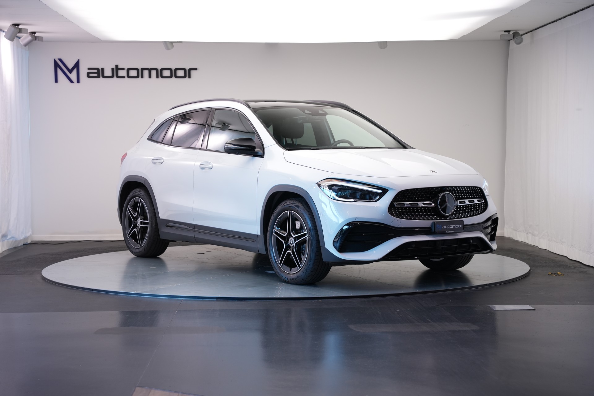 MERCEDES-BENZ GLA 250 4Matic AMG Line 8G-DCT *CH-Fahrzeug* *AHK* *Panorama*-image-2