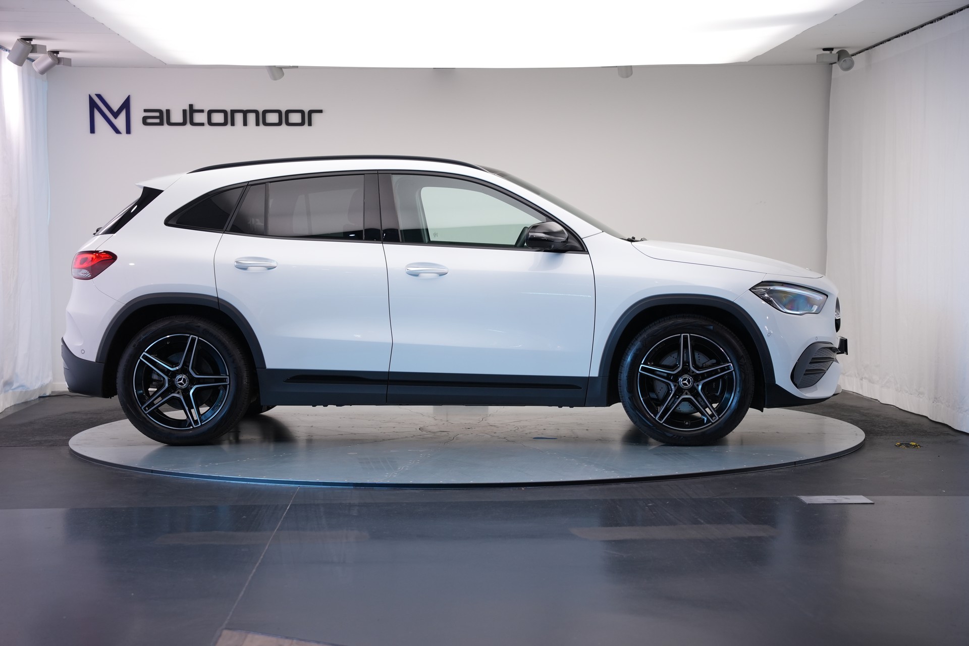 MERCEDES-BENZ GLA 250 4Matic AMG Line 8G-DCT *CH-Fahrzeug* *AHK* *Panorama*-image-3