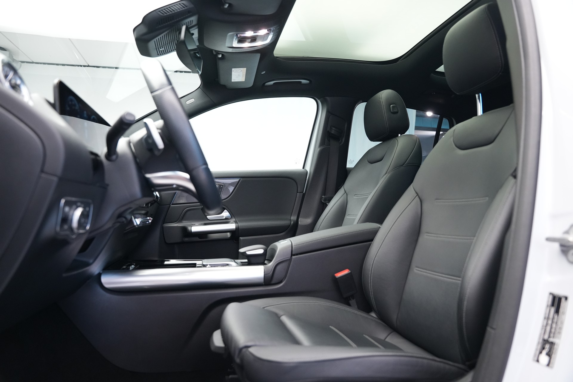 MERCEDES-BENZ GLA 250 4Matic AMG Line 8G-DCT *CH-Fahrzeug* *AHK* *Panorama*-image-12