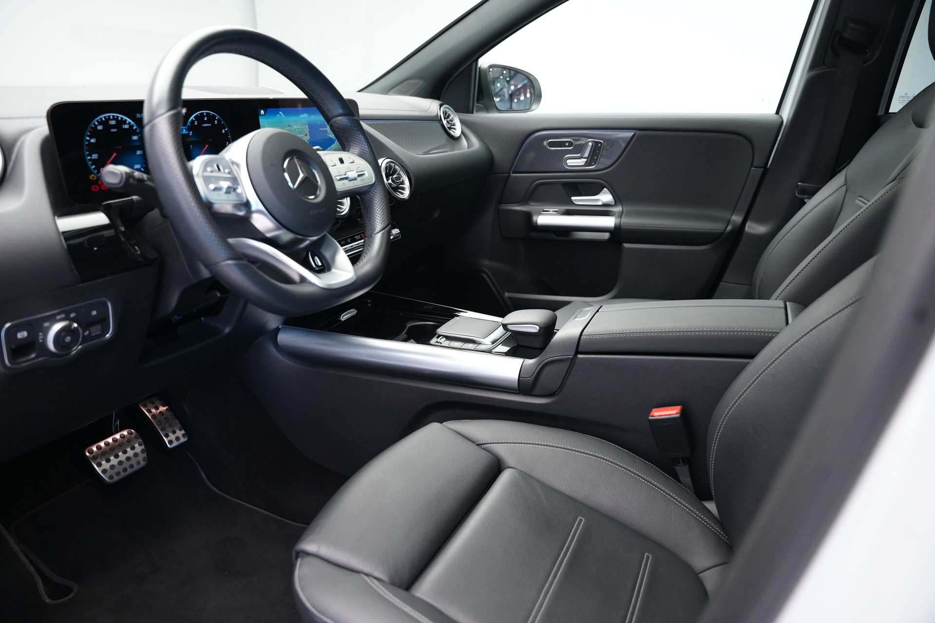 MERCEDES-BENZ GLA 250 4Matic AMG Line 8G-DCT *CH-Fahrzeug* *AHK* *Panorama*-image-10