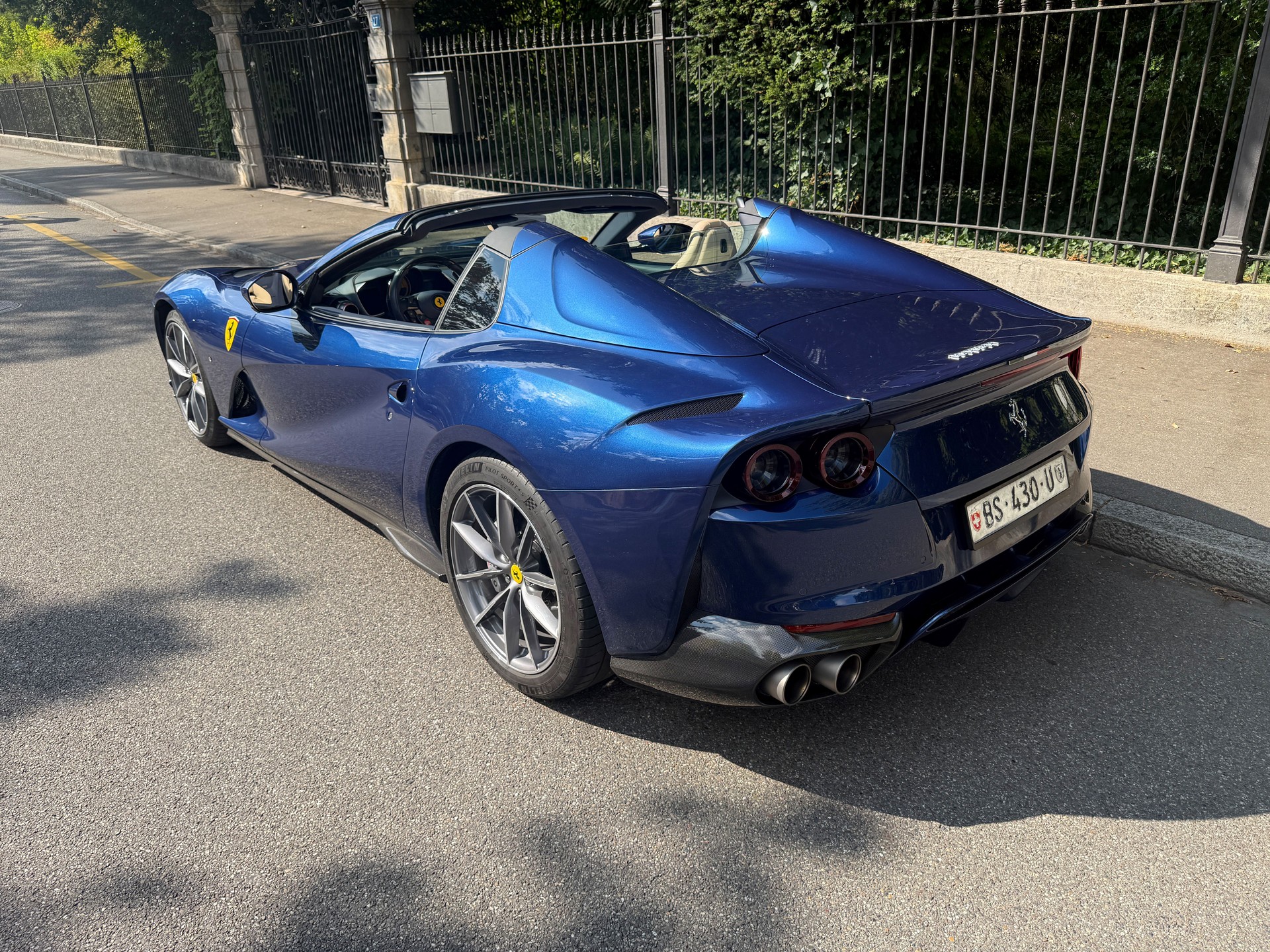 FERRARI 812 GTS-showroom-element-1