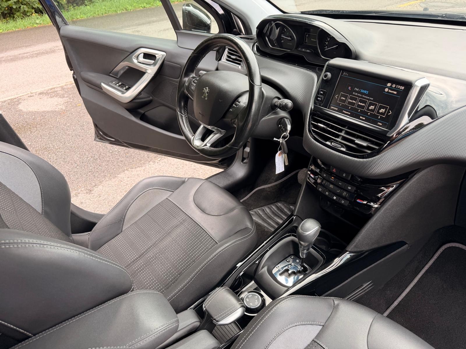 PEUGEOT 2008 1.2 PureTech Active EAT6-image-13