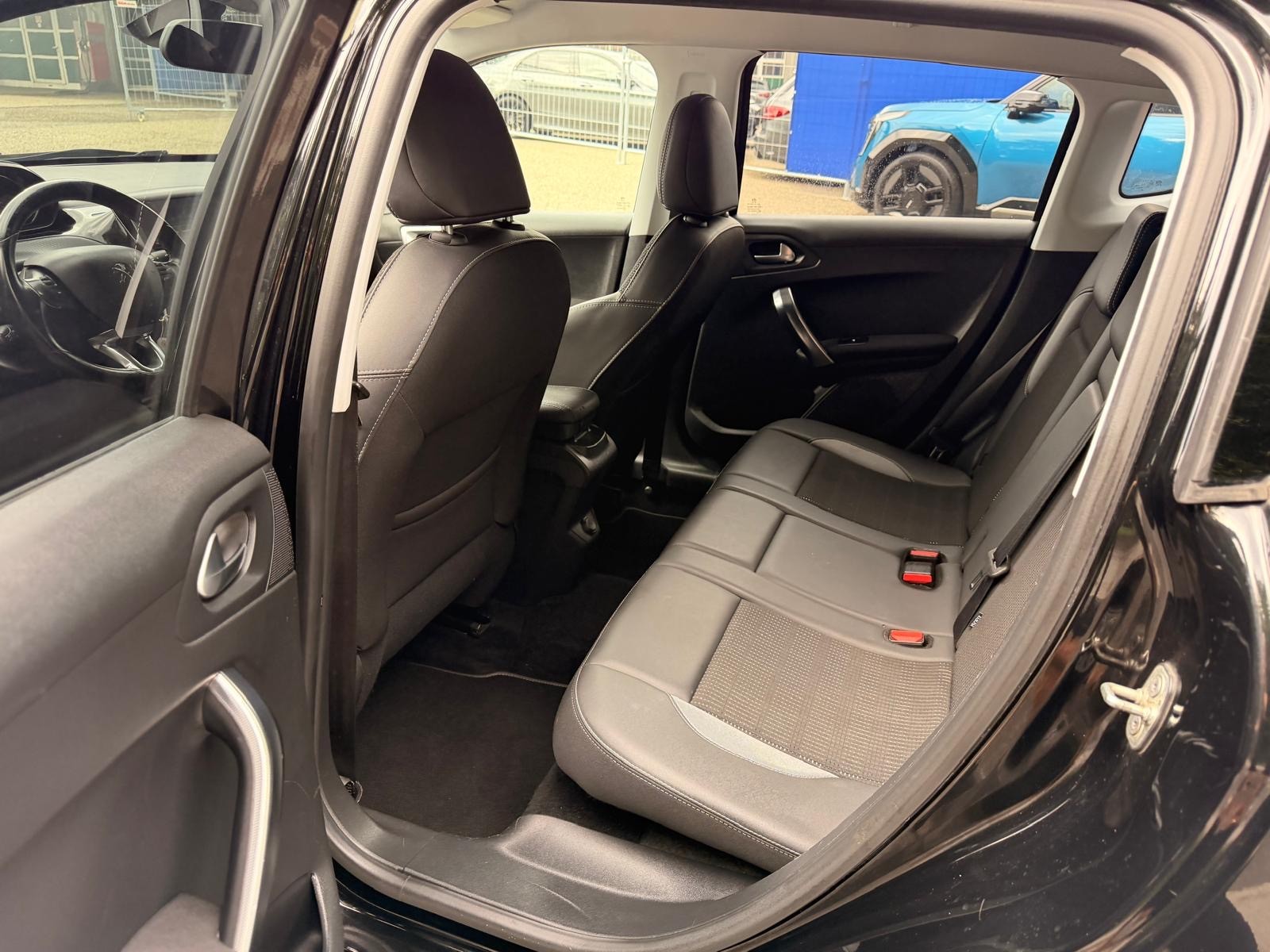 PEUGEOT 2008 1.2 PureTech Active EAT6-image-9