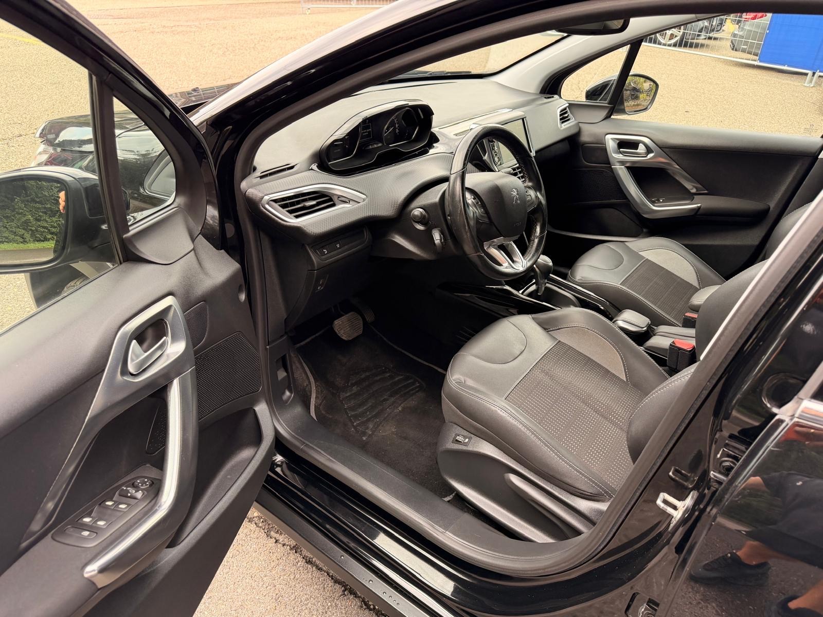 PEUGEOT 2008 1.2 PureTech Active EAT6-image-8