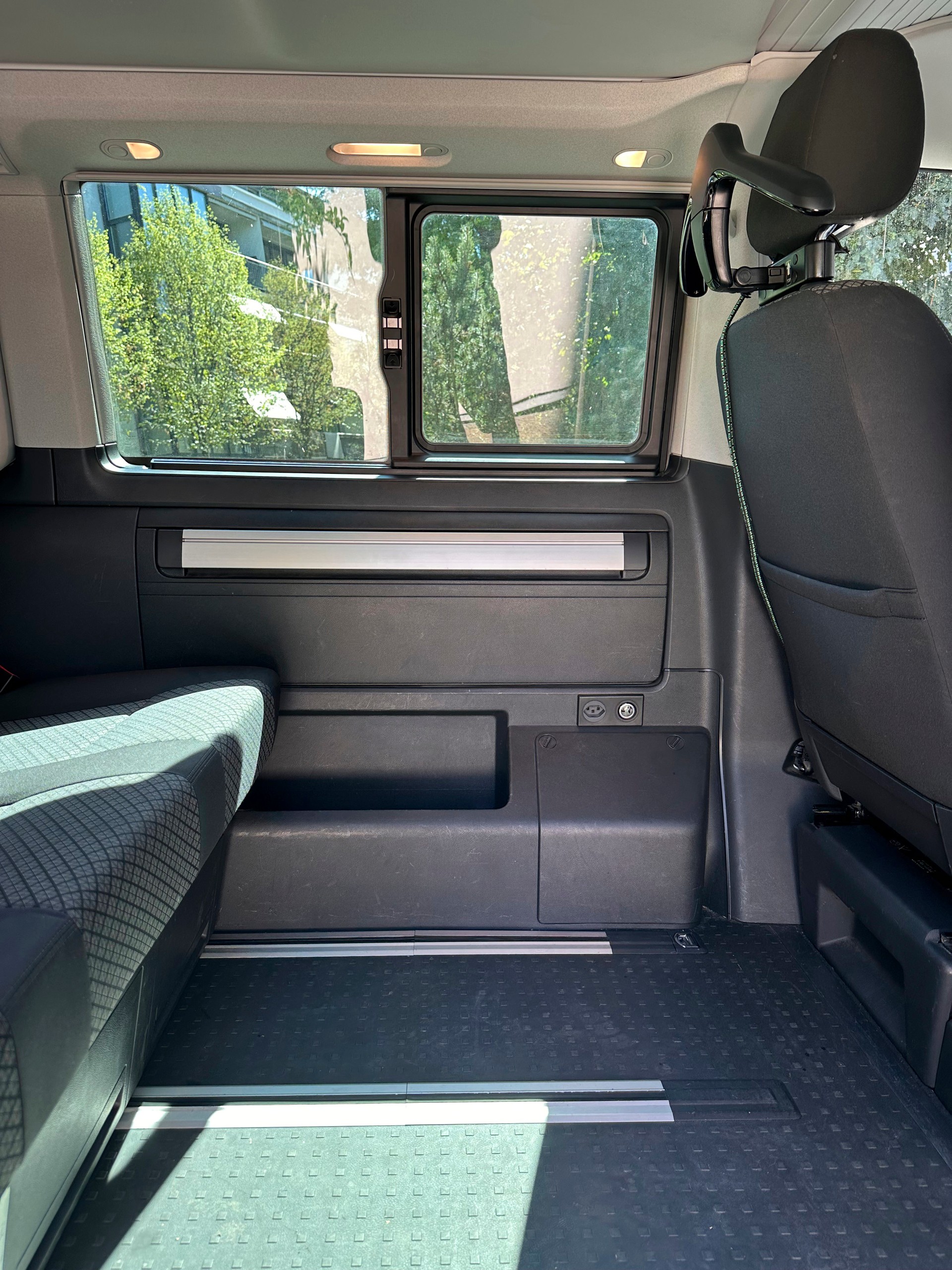 VW T6.1 California Beach Edition Spirit DSG - Miniküche-image-9