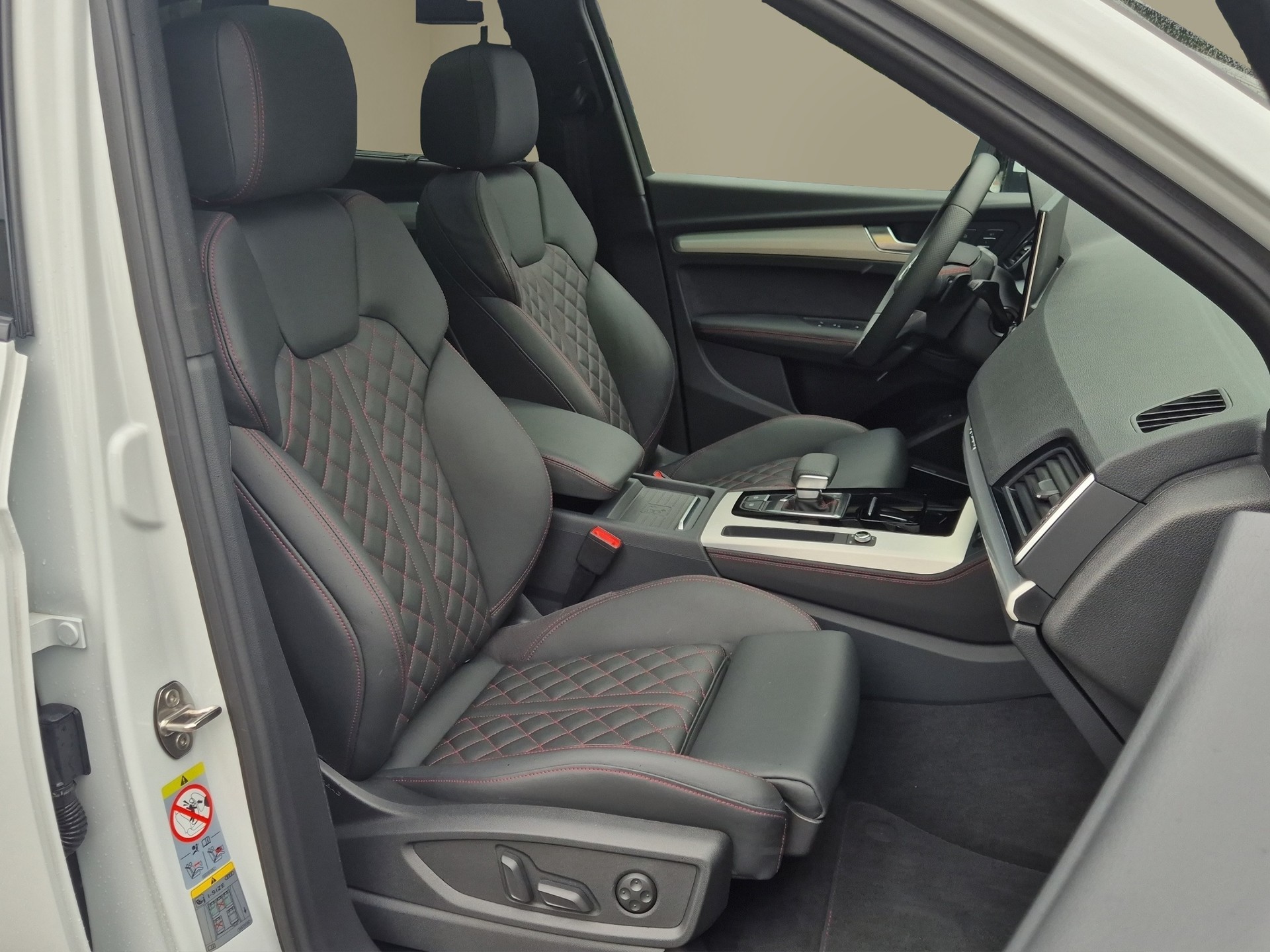 AUDI Q5 55 TFSI e PHEV S line quattro S-tronic-image-16