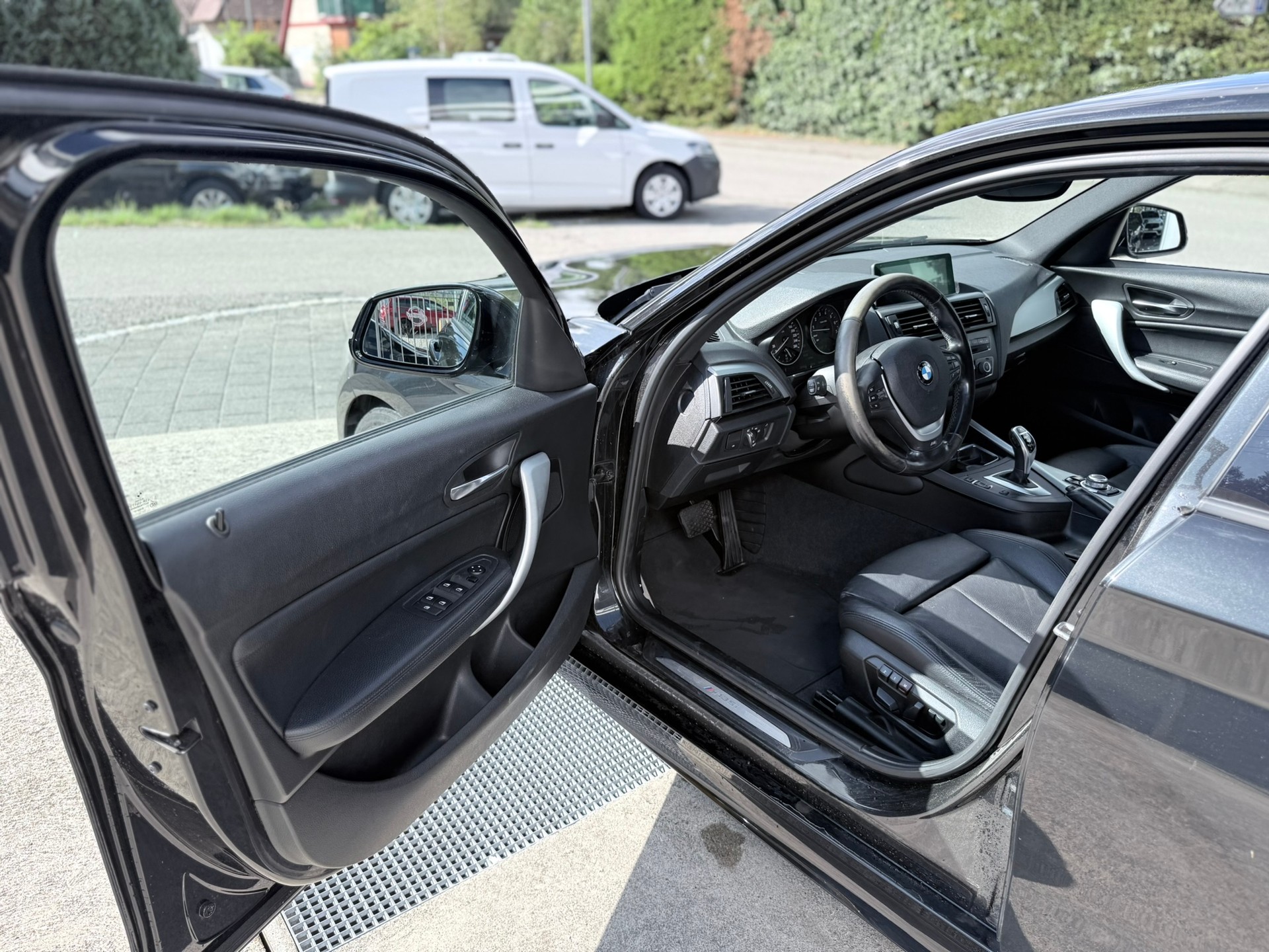 BMW M135i xDrive Steptronic-image-14