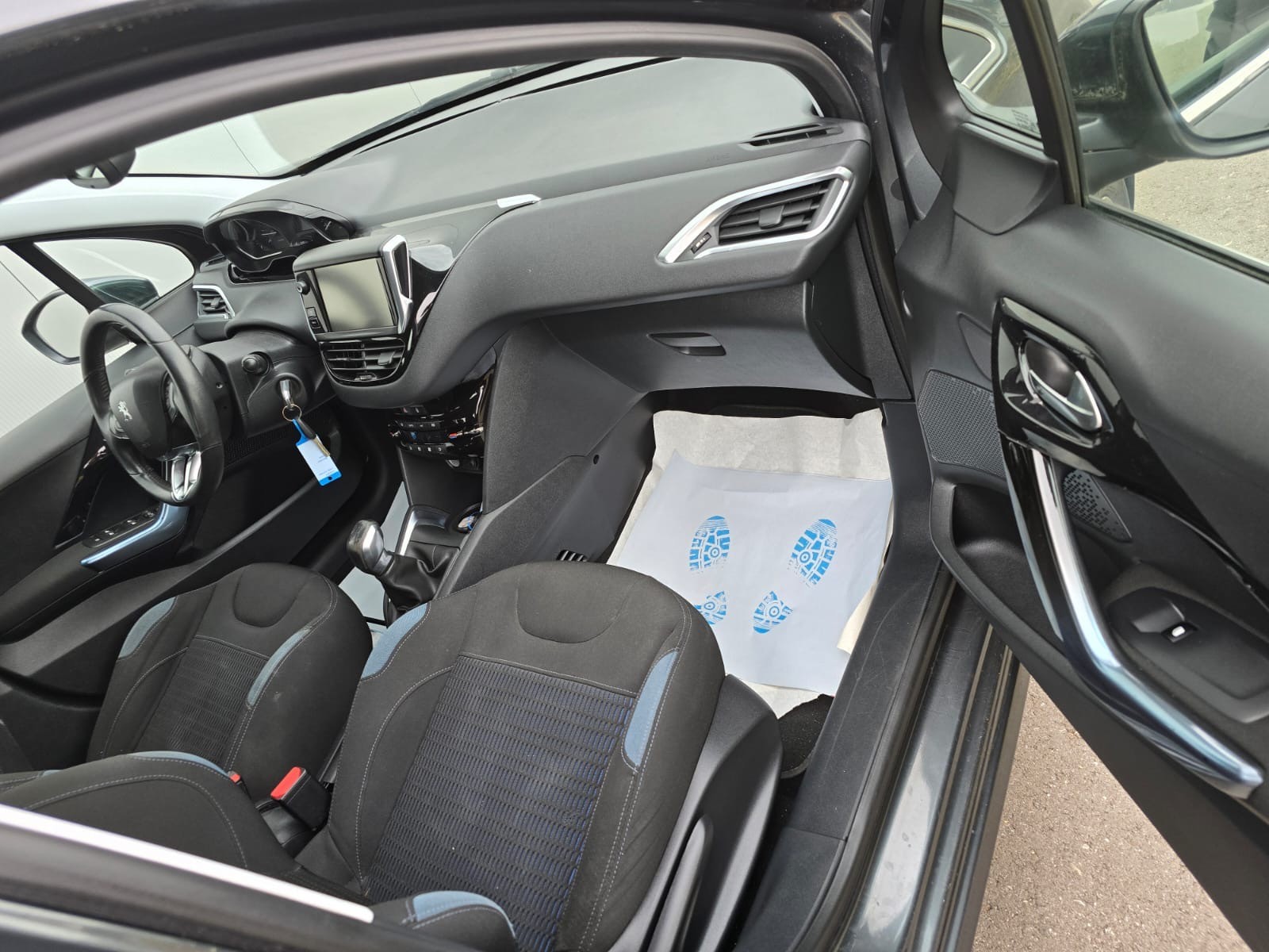 PEUGEOT 208 1.6 VTI Allure-image-5