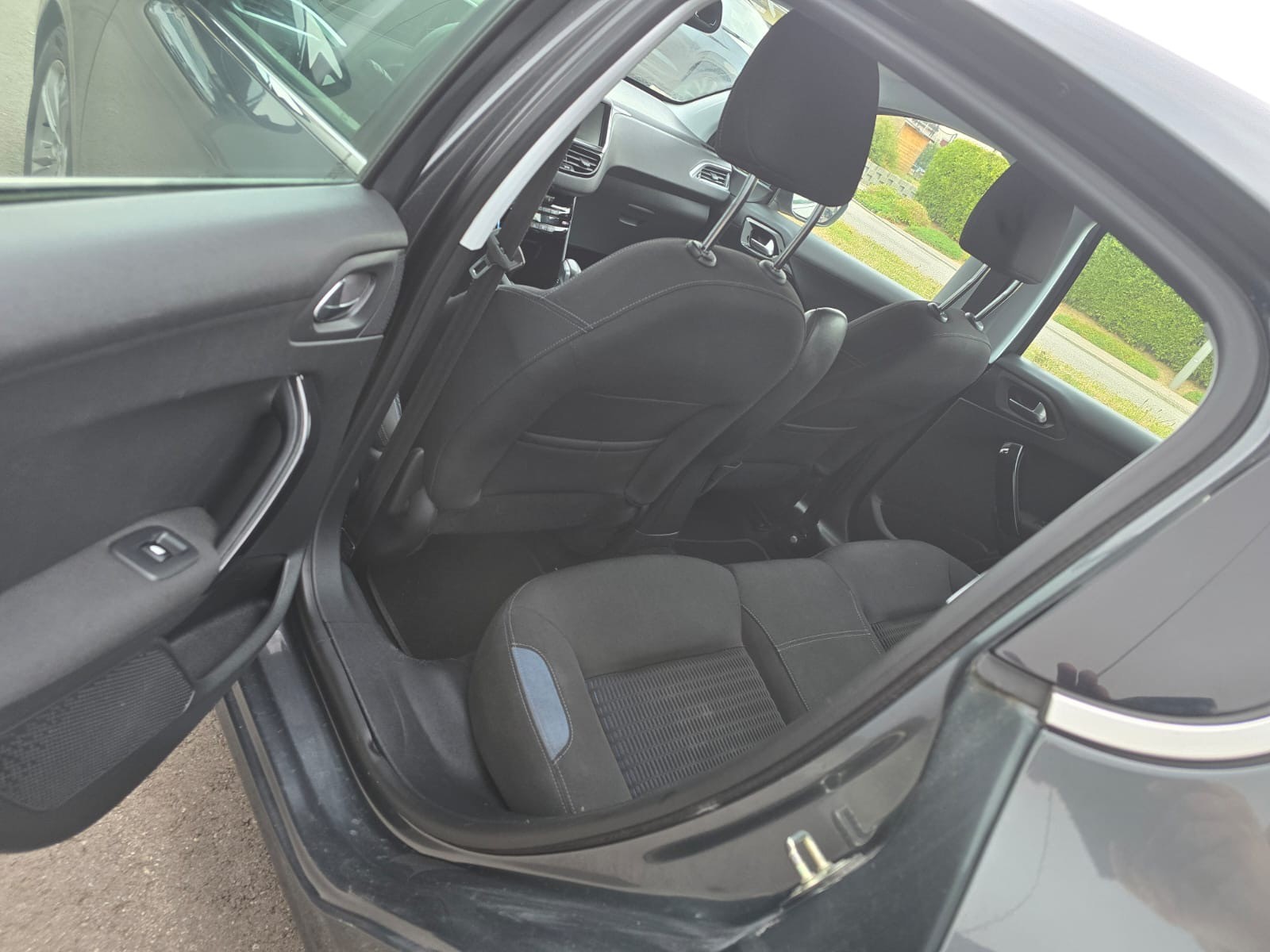 PEUGEOT 208 1.6 VTI Allure-image-8