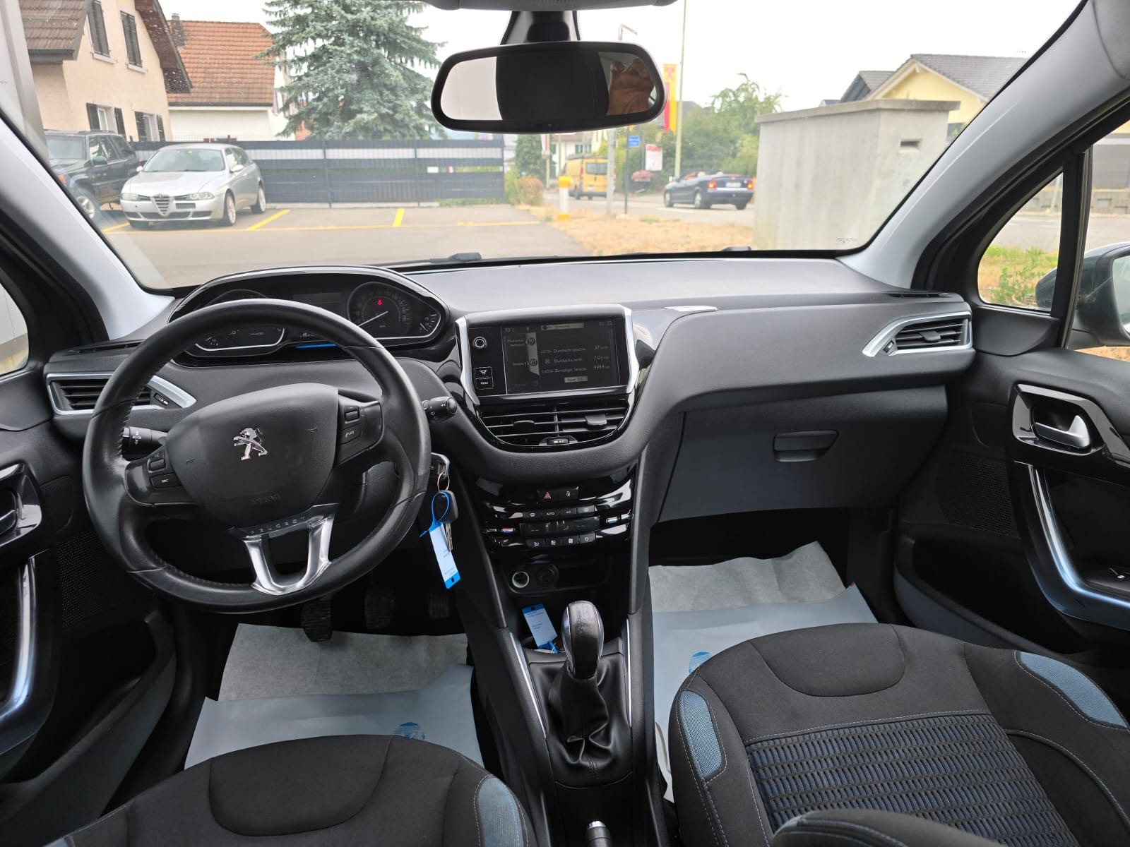 PEUGEOT 208 1.6 VTI Allure-image-9