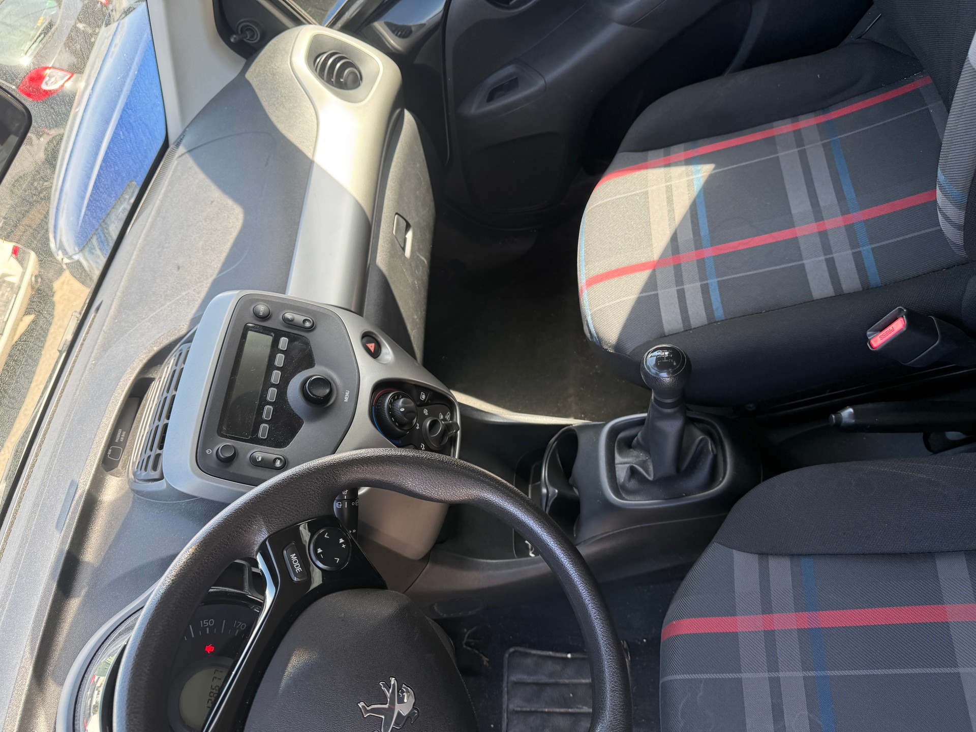 PEUGEOT 108 1.2 VTi Feline-image-9