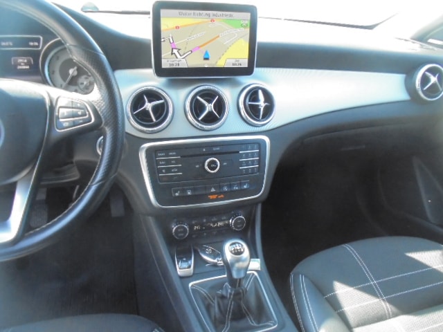 MERCEDES-BENZ CLA Shooting Brake 200 CDI Urban-image-8
