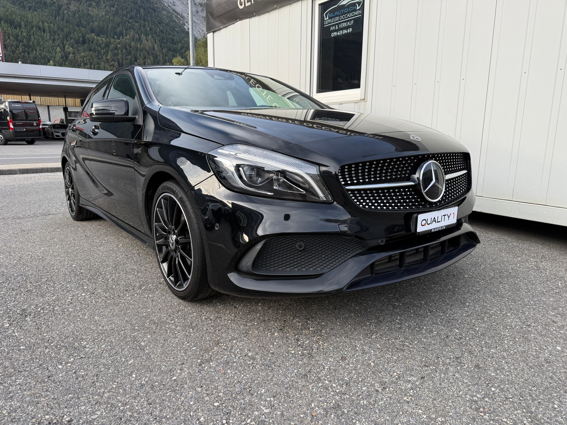 MERCEDES-BENZ A 250 AMG Line 4Matic 7G-DCT *PANORAMA*LED*NIGHT PACK*-showroom-element-1