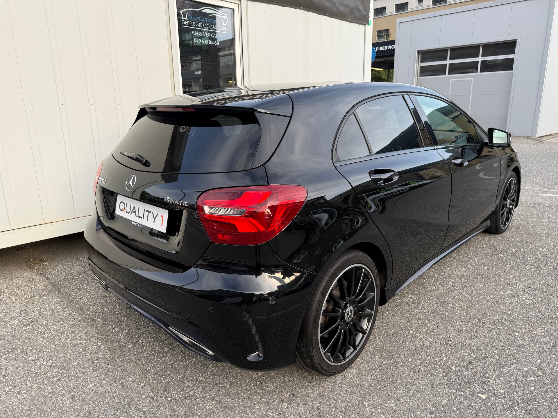 MERCEDES-BENZ A 250 AMG Line 4Matic 7G-DCT *PANORAMA*LED*NIGHT PACK*-showroom-element-3