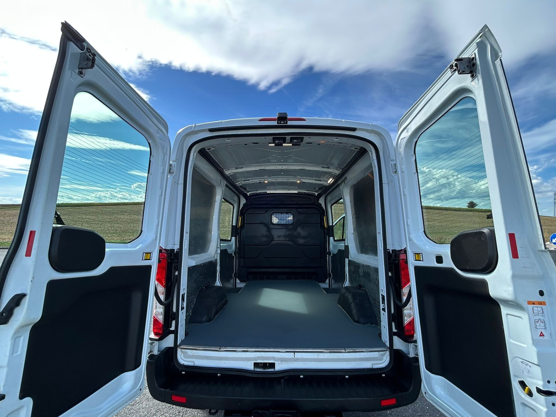 FORD Transit Van 350 L2 Trend 2.0 TDCi 130 4WD-image-1