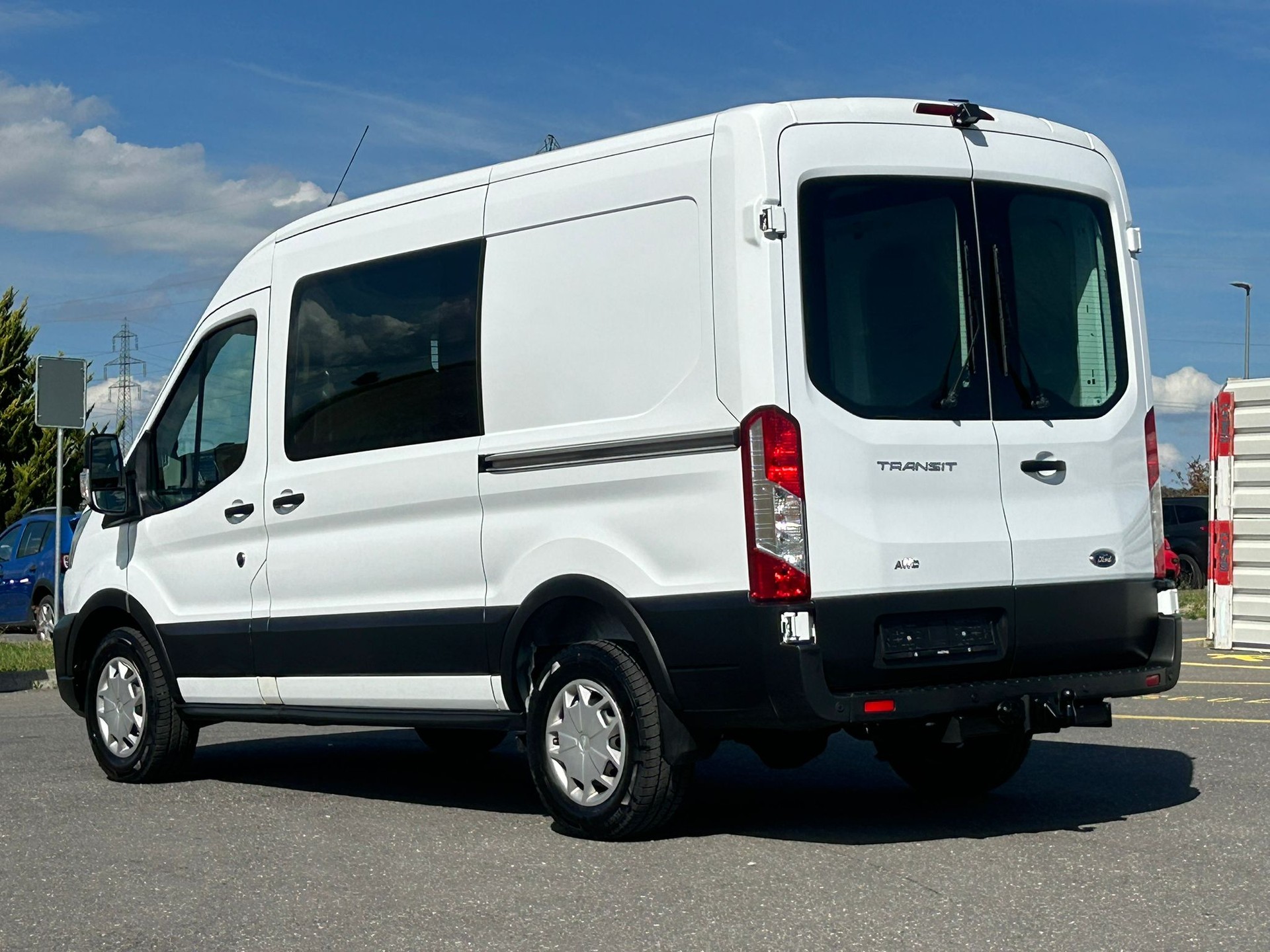 FORD Transit Van 350 L2 Trend 2.0 TDCi 130 4WD-image-14