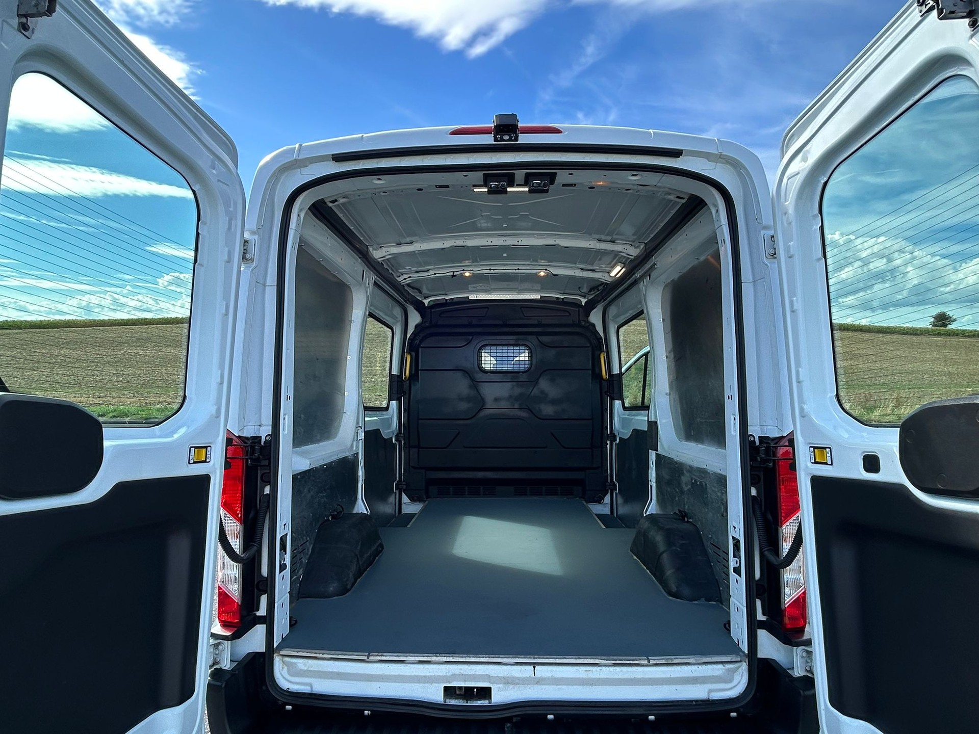 FORD Transit Van 350 L2 Trend 2.0 TDCi 130 4WD-image-28