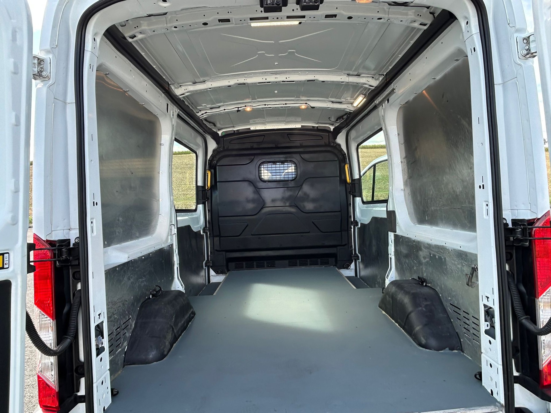 FORD Transit Van 350 L2 Trend 2.0 TDCi 130 4WD-image-27