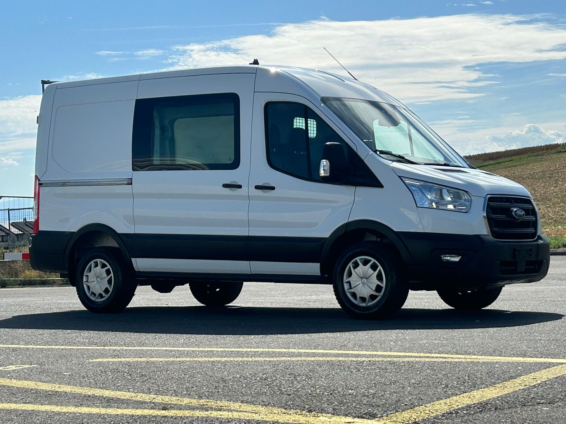FORD Transit Van 350 L2 Trend 2.0 TDCi 130 4WD-image-8