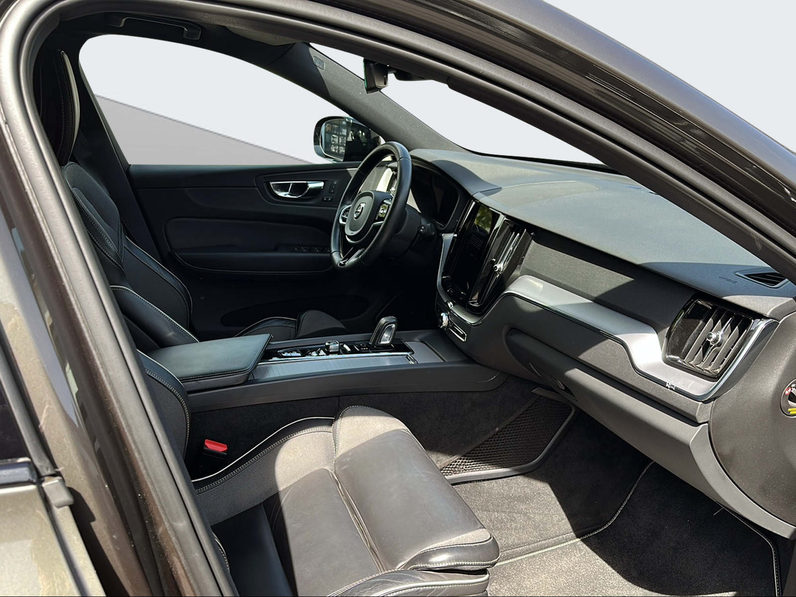 VOLVO XC60 2.0 B4 MH R-Design AWD-image-13