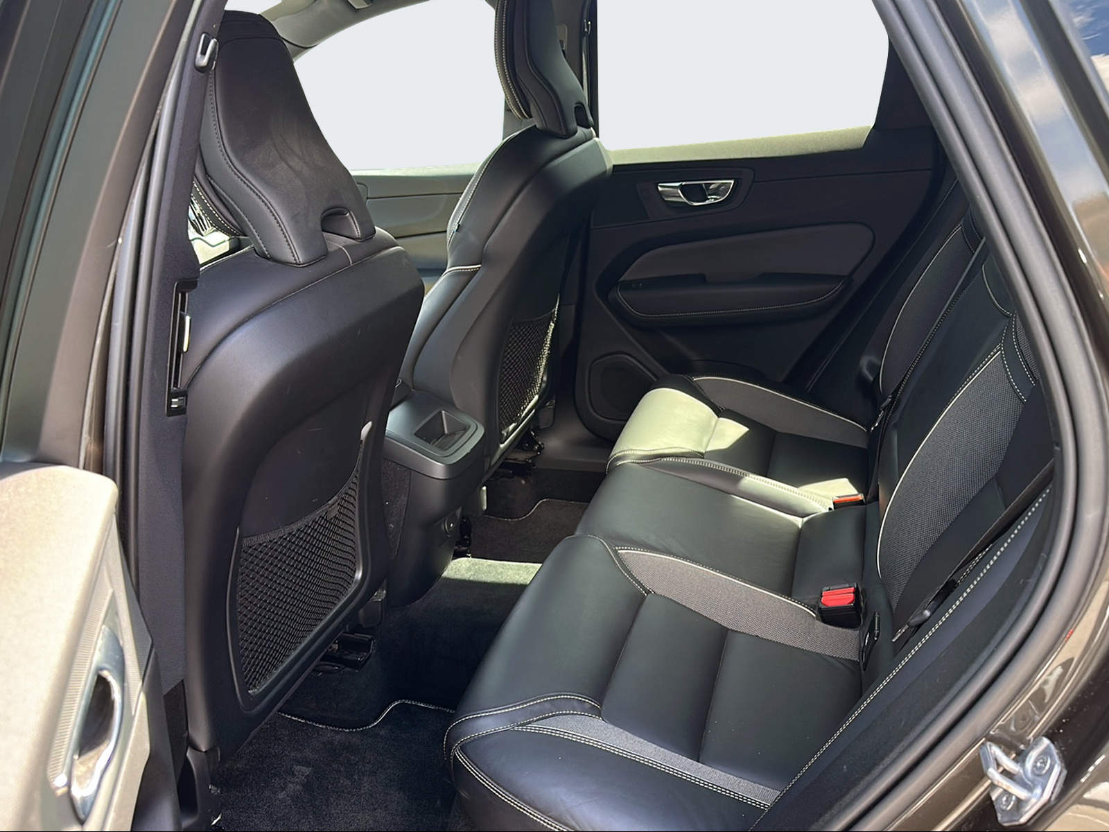 VOLVO XC60 2.0 B4 MH R-Design AWD-image-11