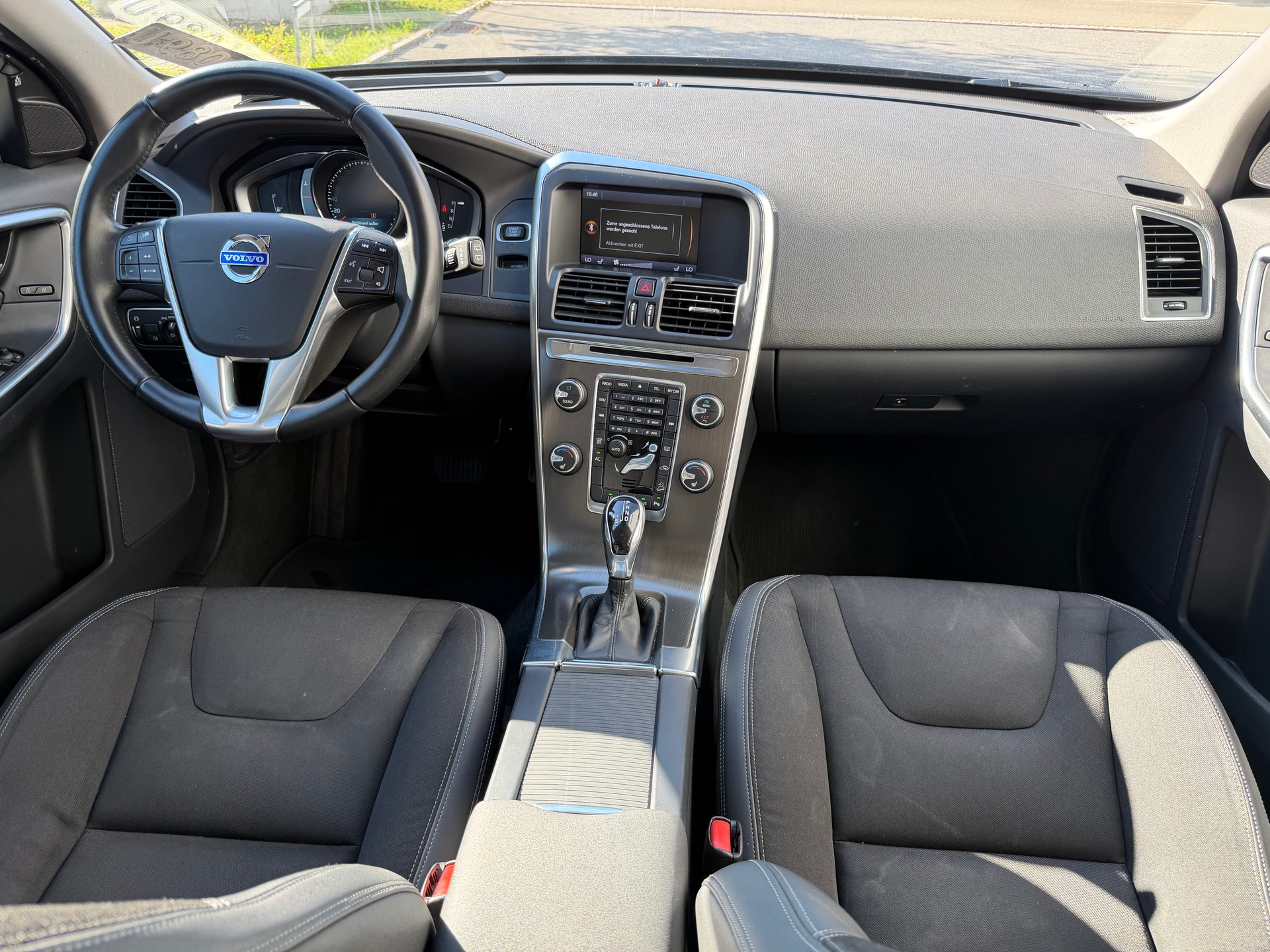 VOLVO XC60 D5 AWD Momentum Geartronic-image-4