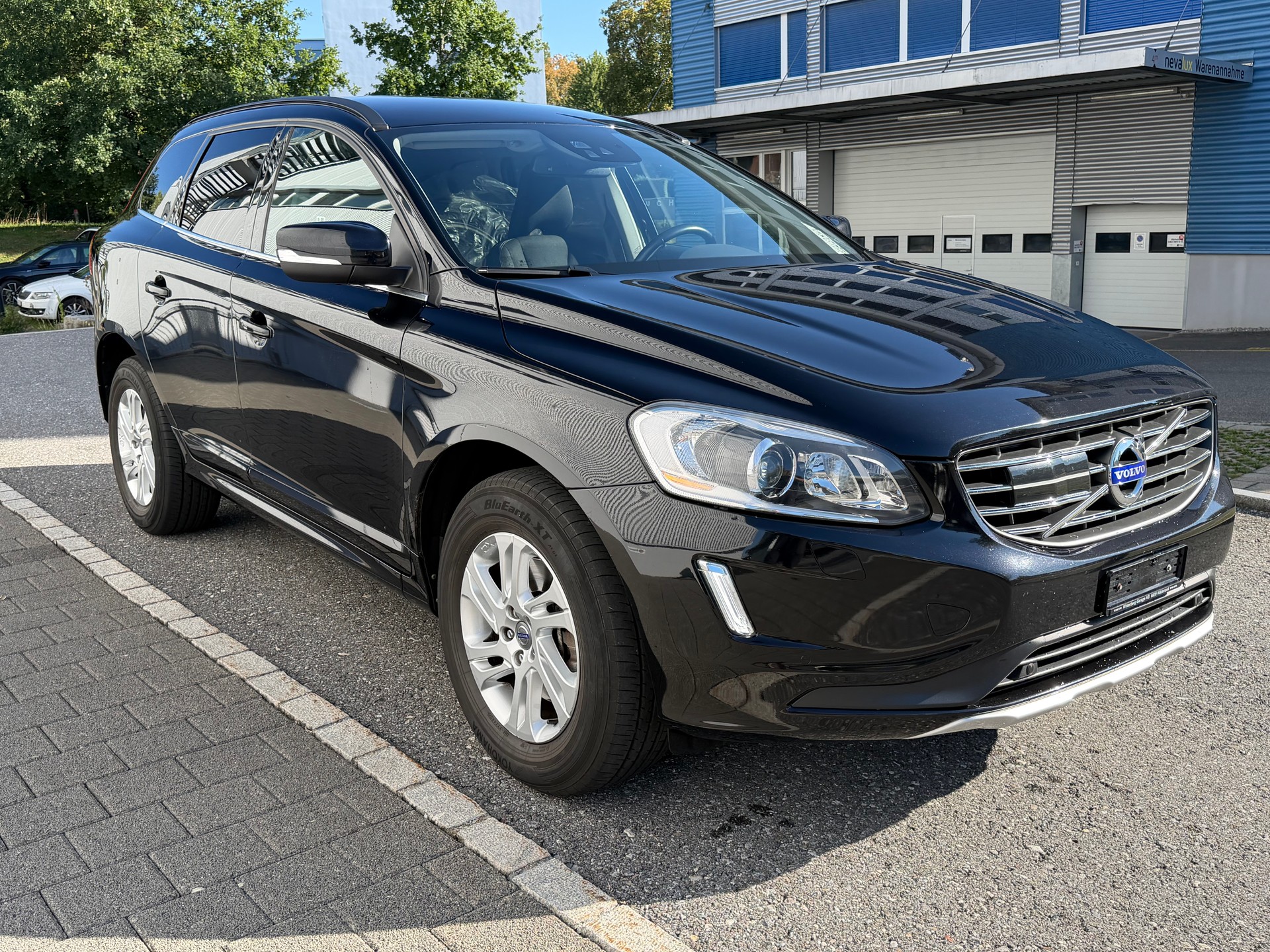 VOLVO XC60 D5 AWD Momentum Geartronic-image-1