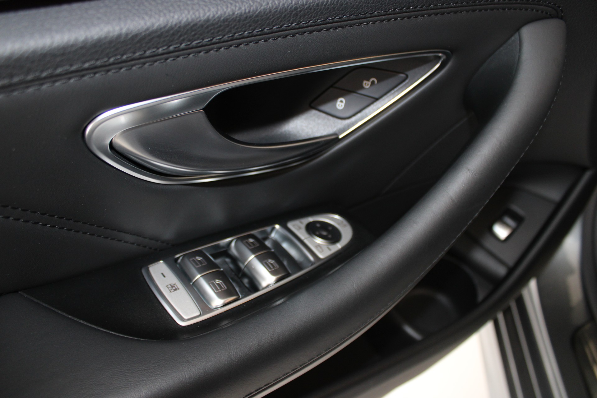 MERCEDES-BENZ AMG E 53 4Matic+ Speedshift 9G-TCT-image-24